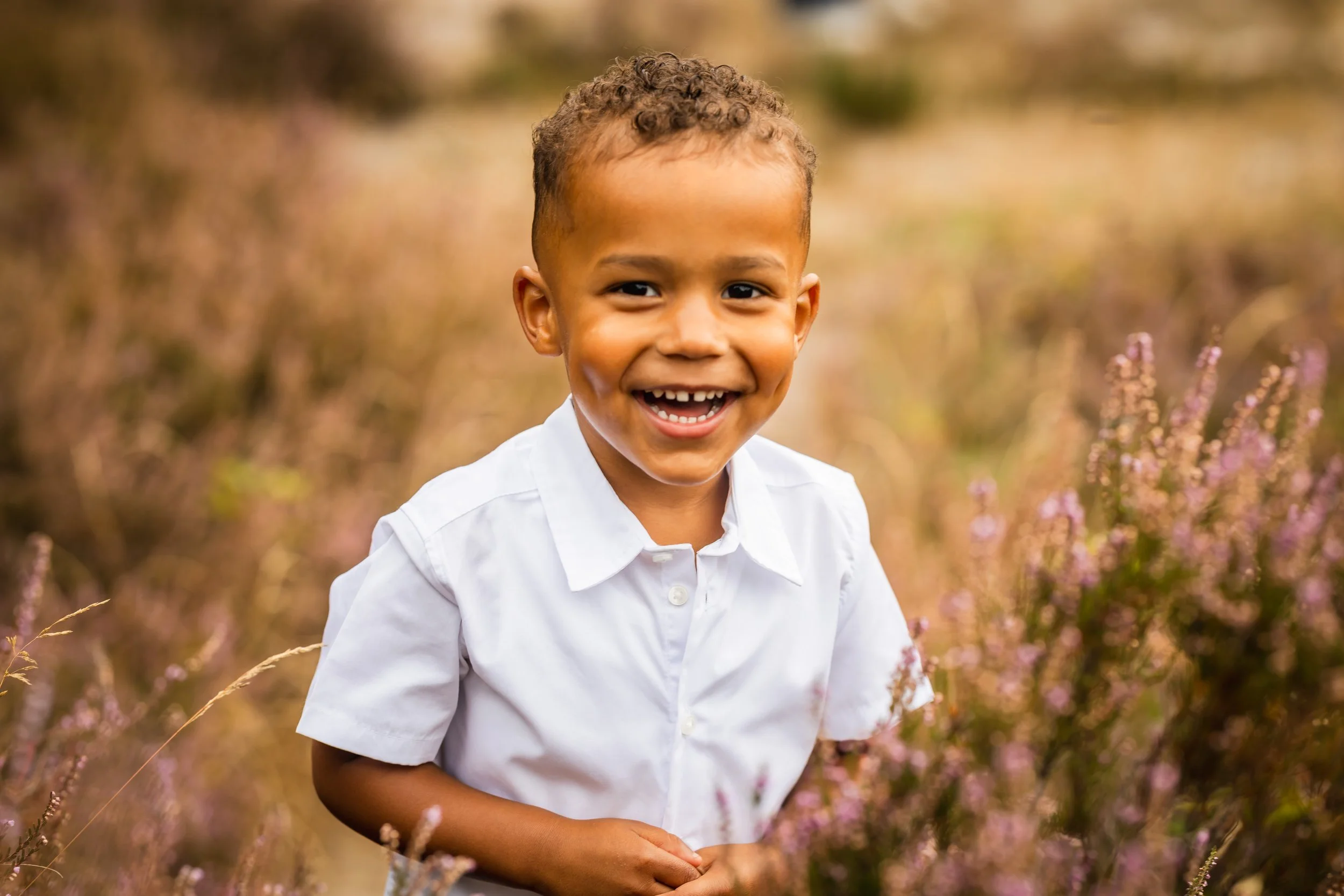 Lachend jongetje in de heide