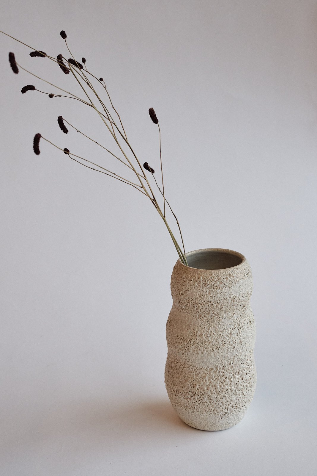 file STUDIO ROKA CURVY VASE WHITE LAVA 4.jpg