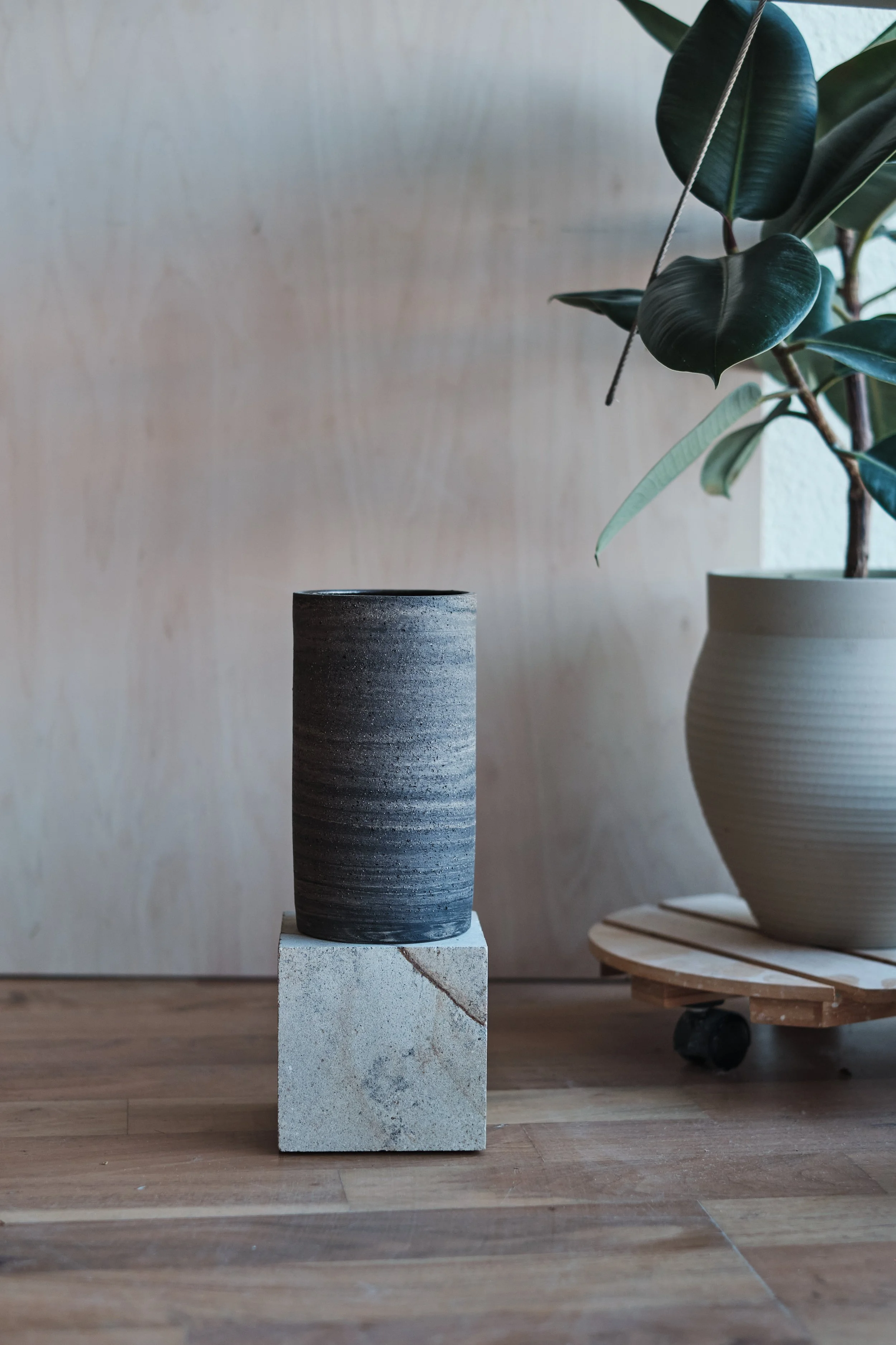 file STUDIO ROKA - handmade ceramics Zürich-swirl vase 24.jpg