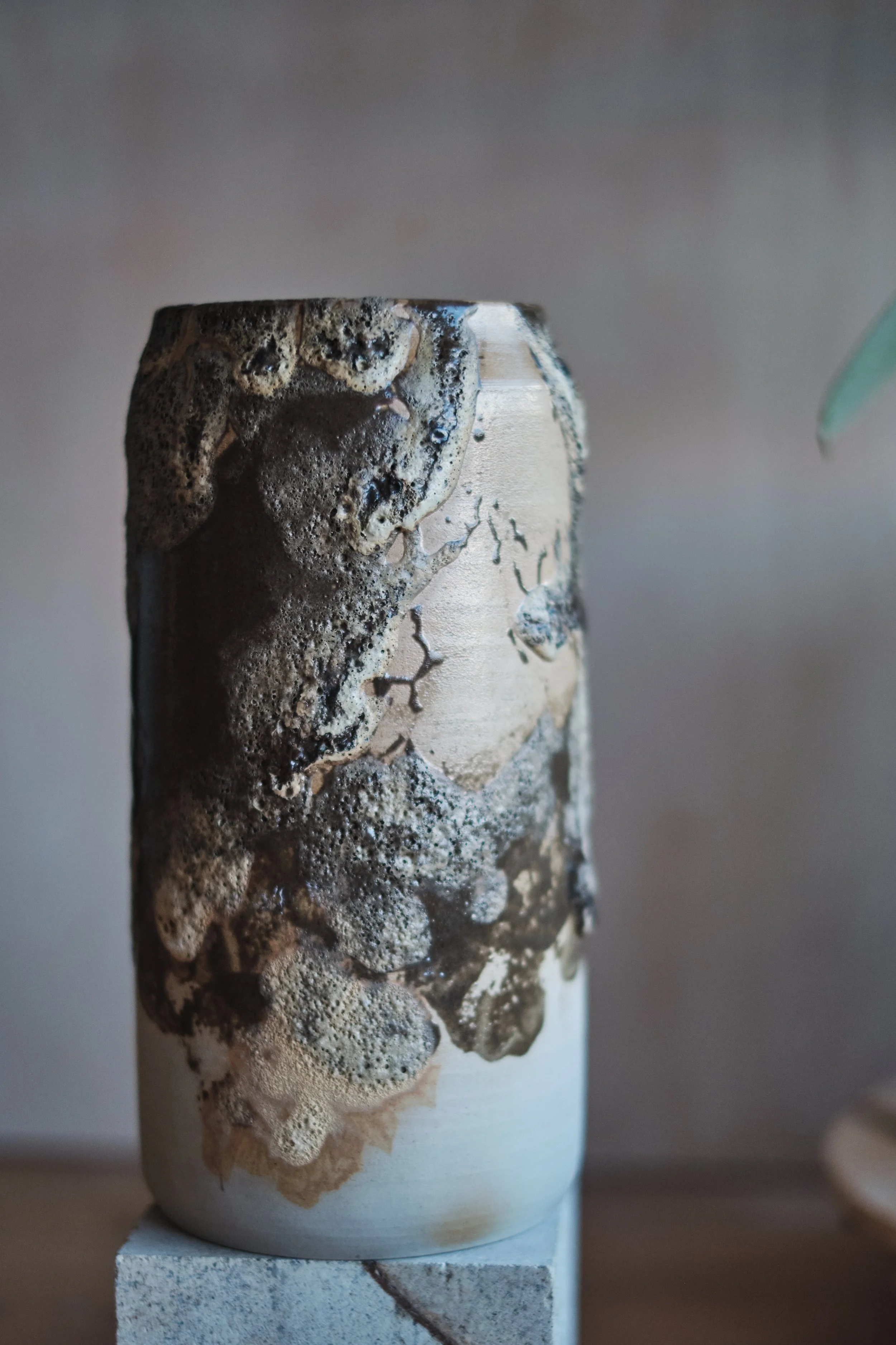 file STUDIO ROKA - handmade ceramics Zürich-artwork-vase vulkan 2.jpg