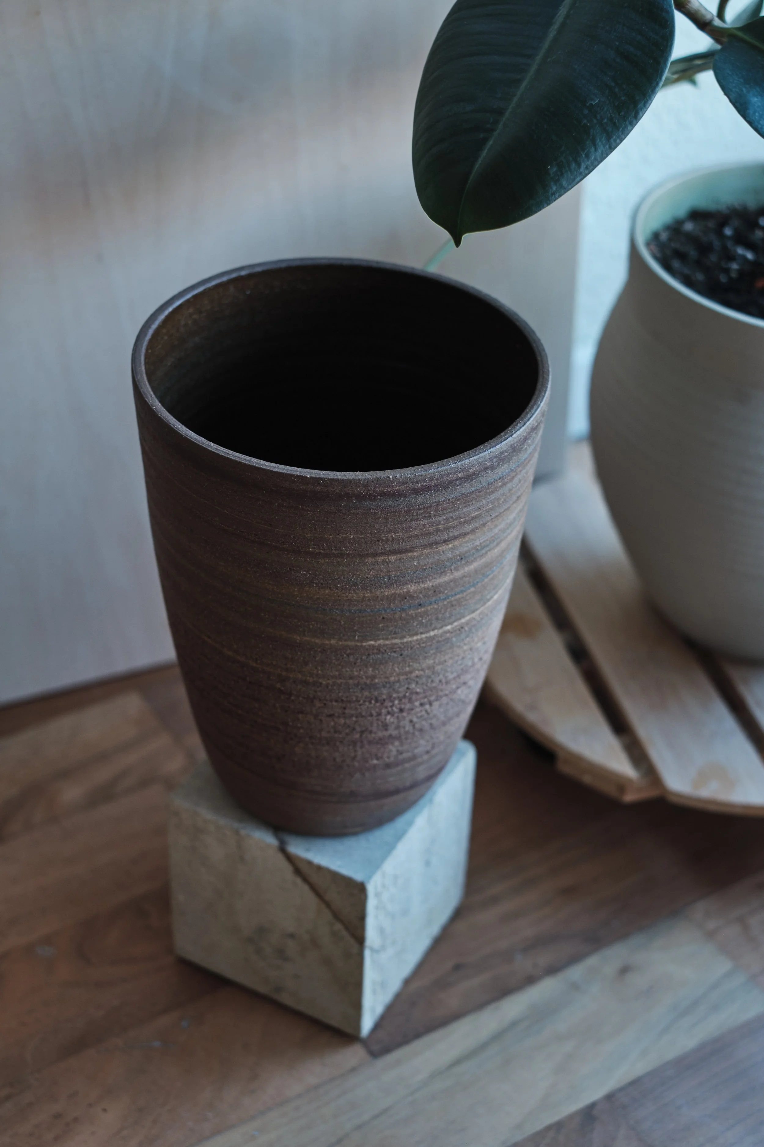 file STUDIO ROKA - handmade ceramics Zürich-swirl vase 11.jpg