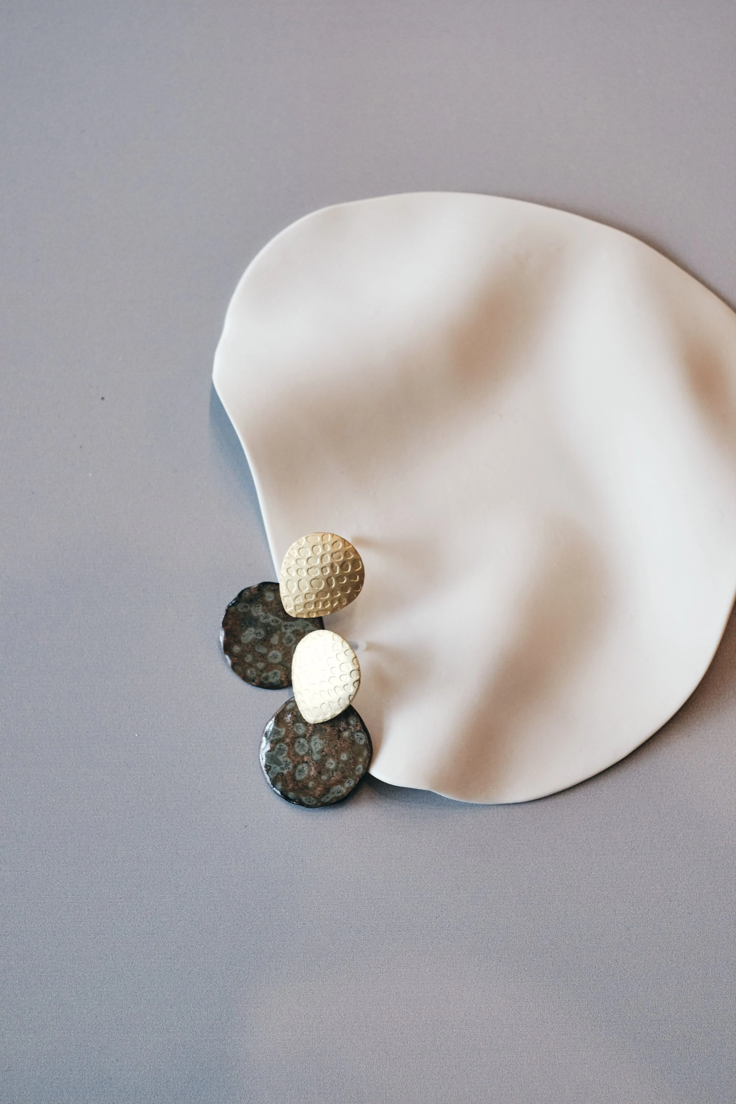 file STUDIO ROKA - EARRINGS PORCELAIN GOLD STUD 11.jpg