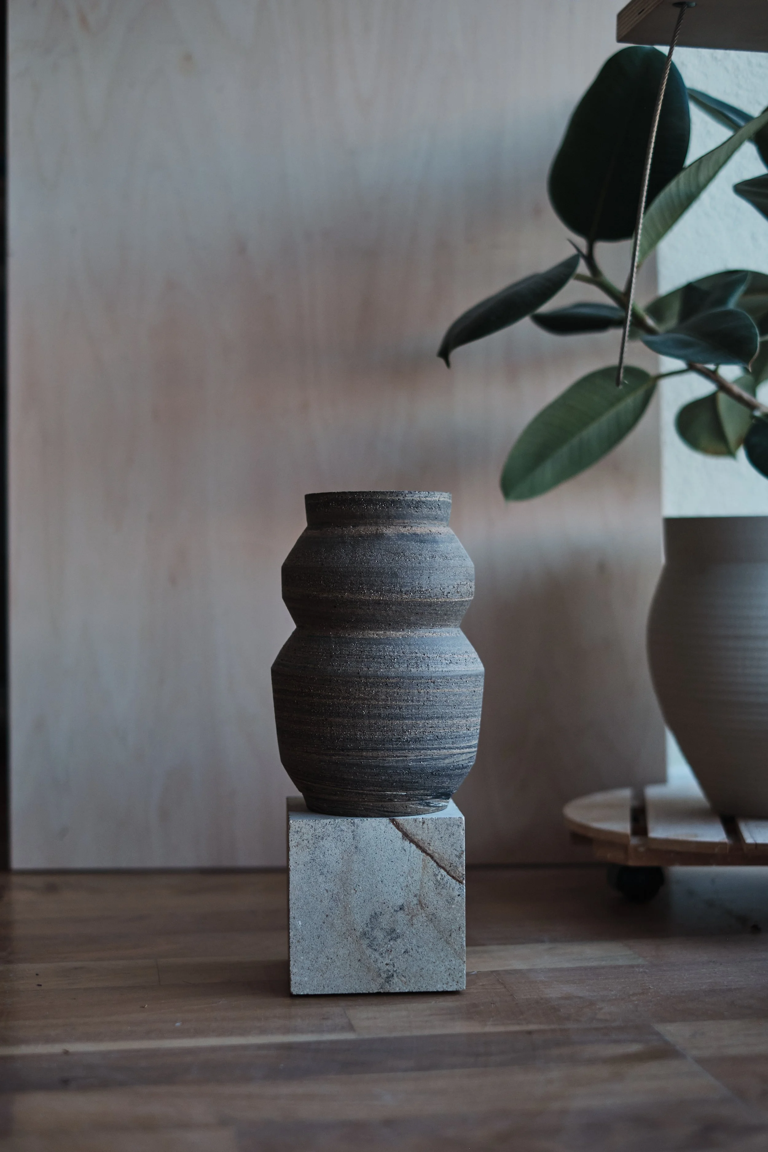 file STUDIO ROKA - handmade ceramics Zürich-swirl vase 3 1.jpg