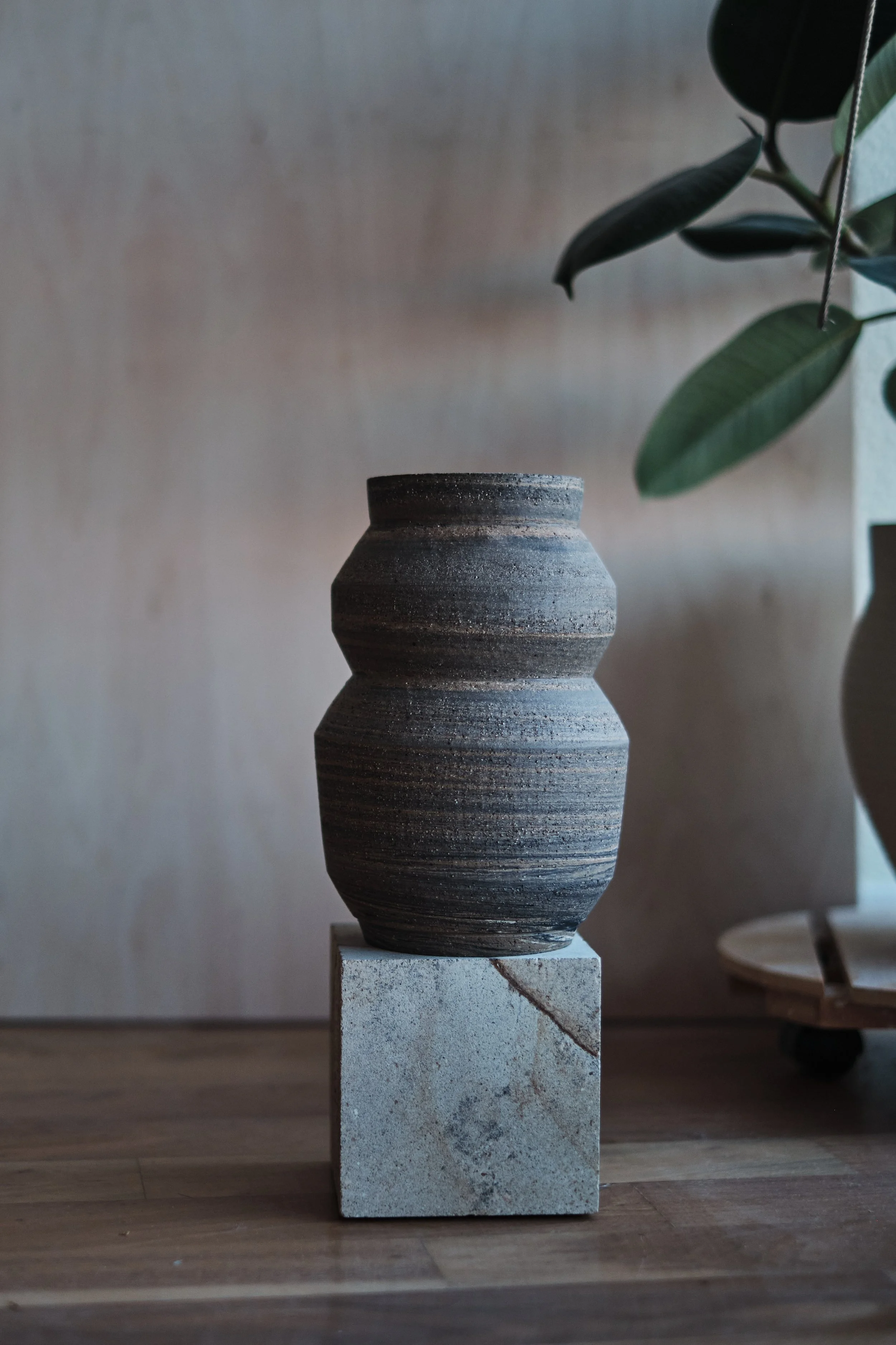 file STUDIO ROKA - handmade ceramics Zürich-swirl vase 1 1.jpg