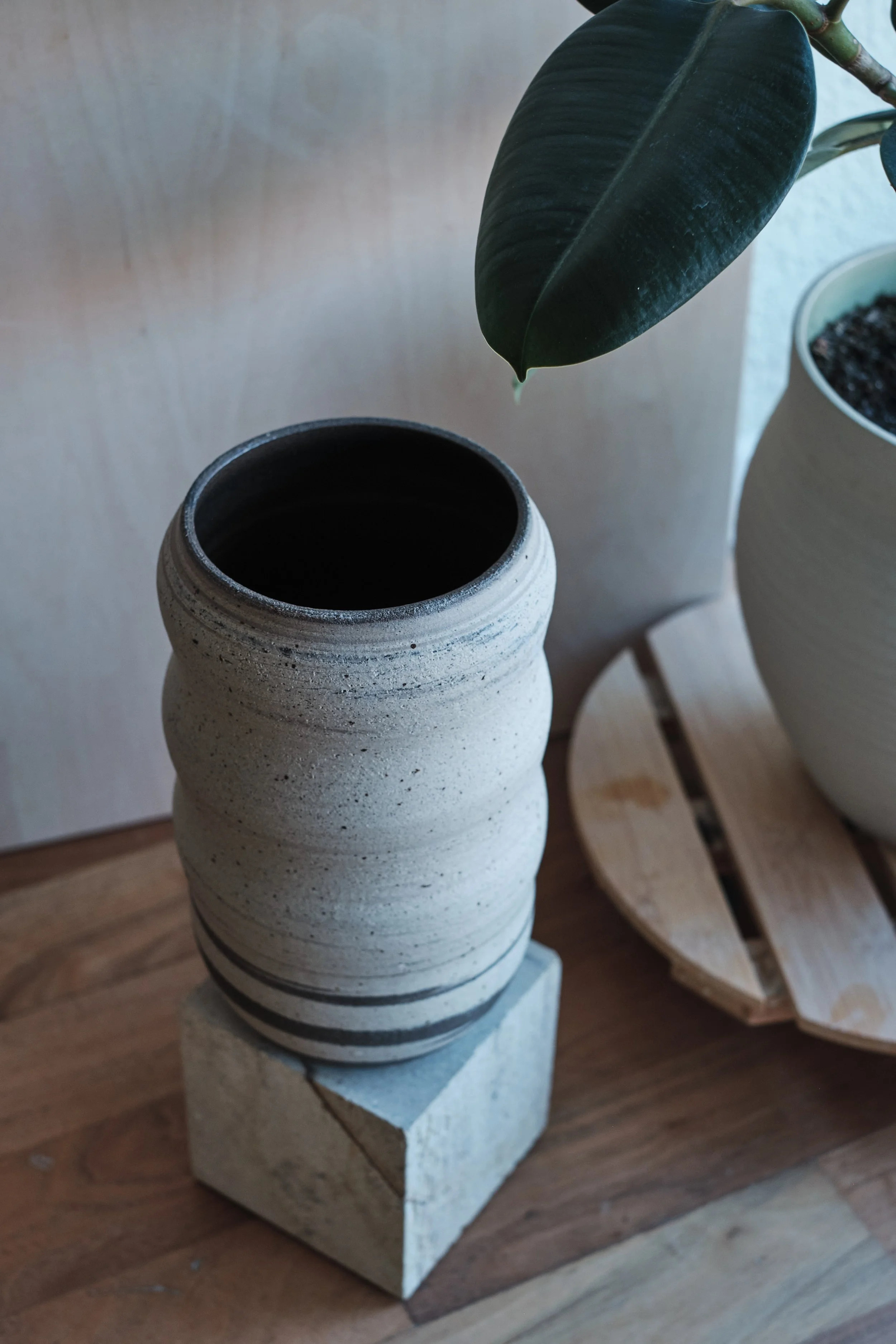 file STUDIO ROKA - handmade ceramics Zürich-swirl vase 6.jpg