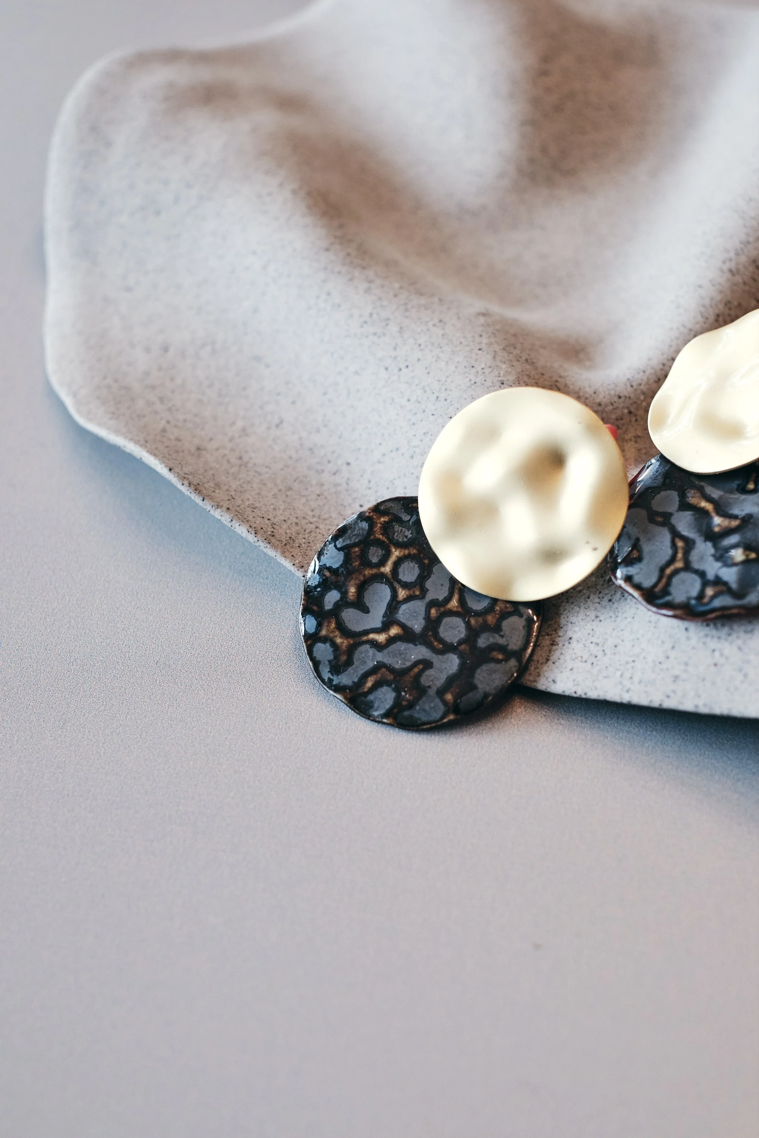 file STUDIO ROKA - EARRINGS PORCELAIN GOLD STUD 15.jpg