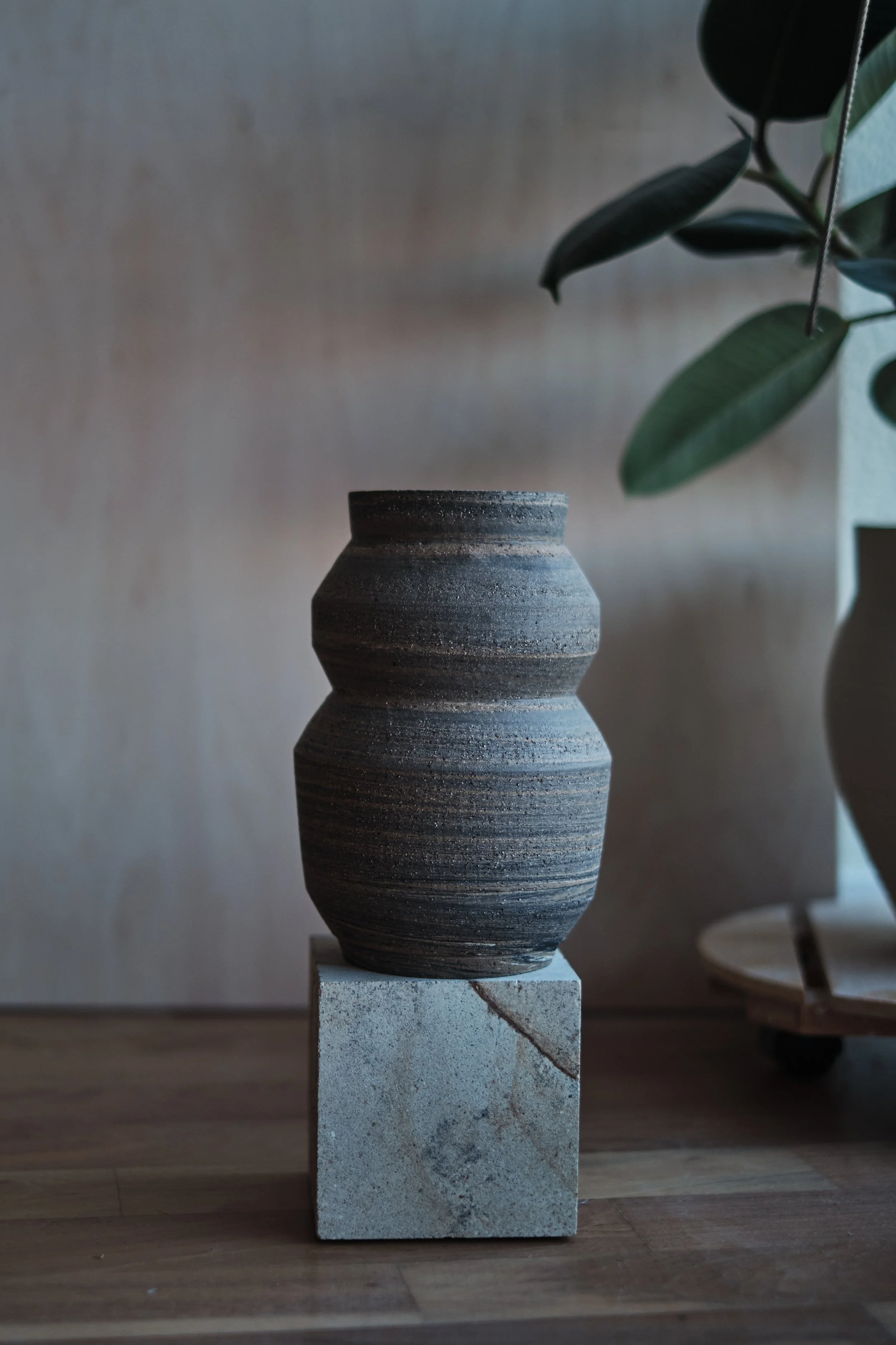 file STUDIO ROKA - handmade ceramics Zürich-swirl vase 12.jpg