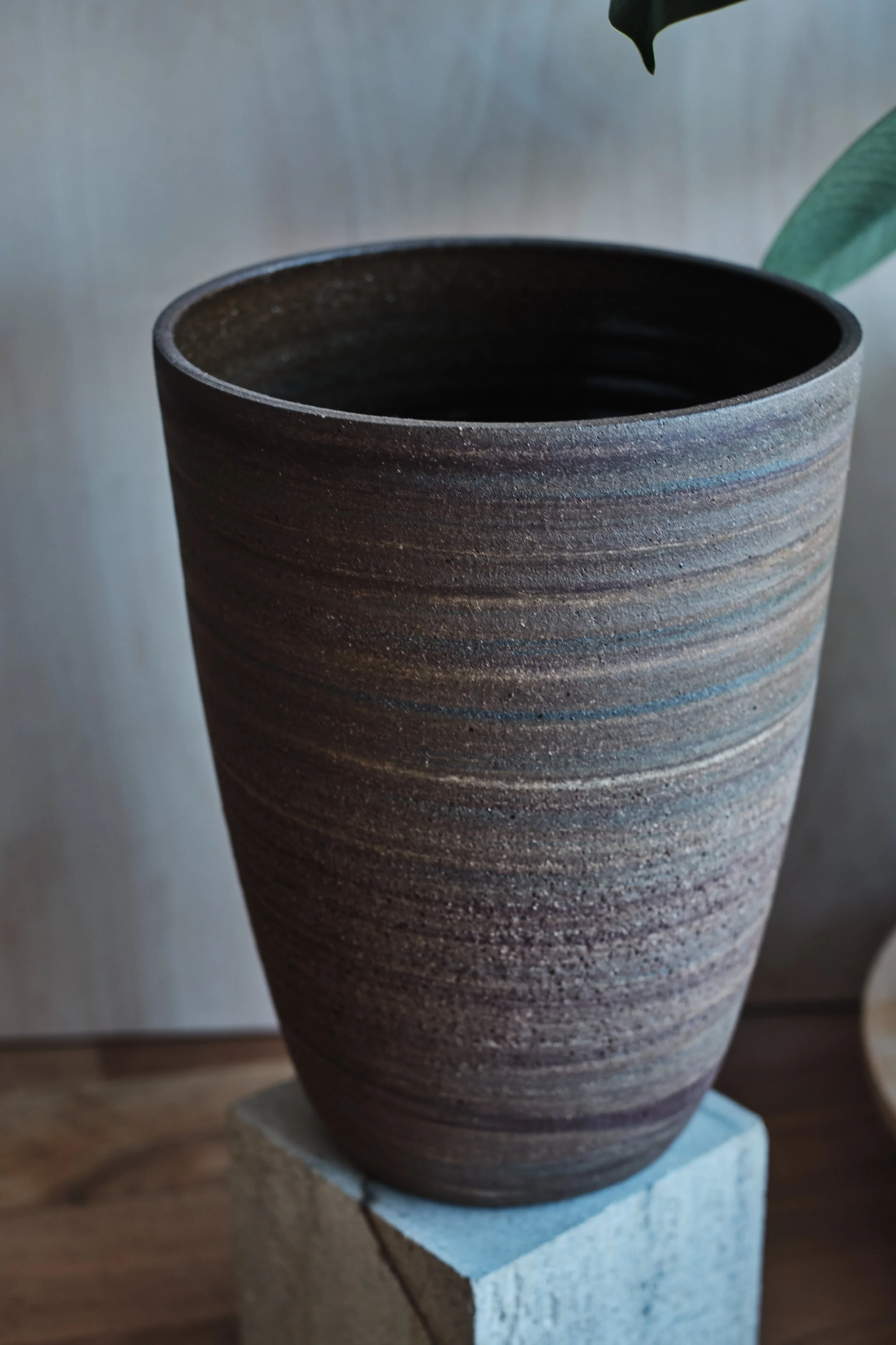 file STUDIO ROKA - handmade ceramics Zürich-swirl vase 9.jpg
