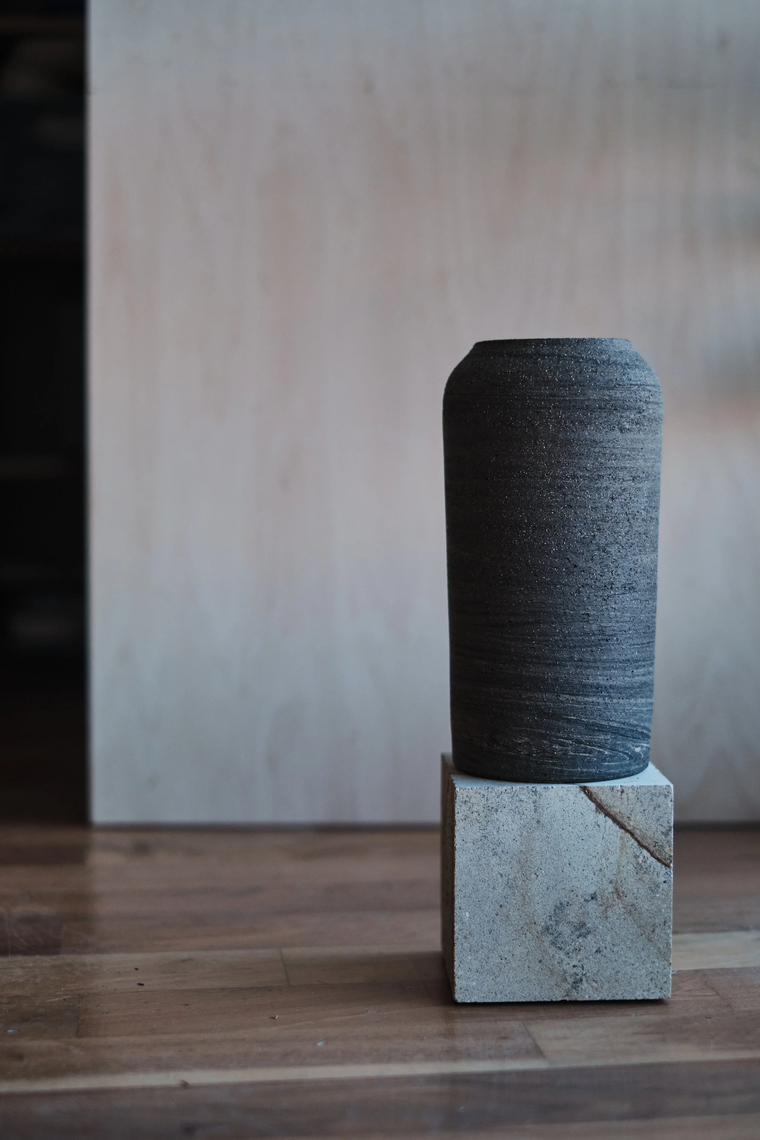 file STUDIO ROKA - handmade ceramics Zürich-swirl vase 12 1.jpg