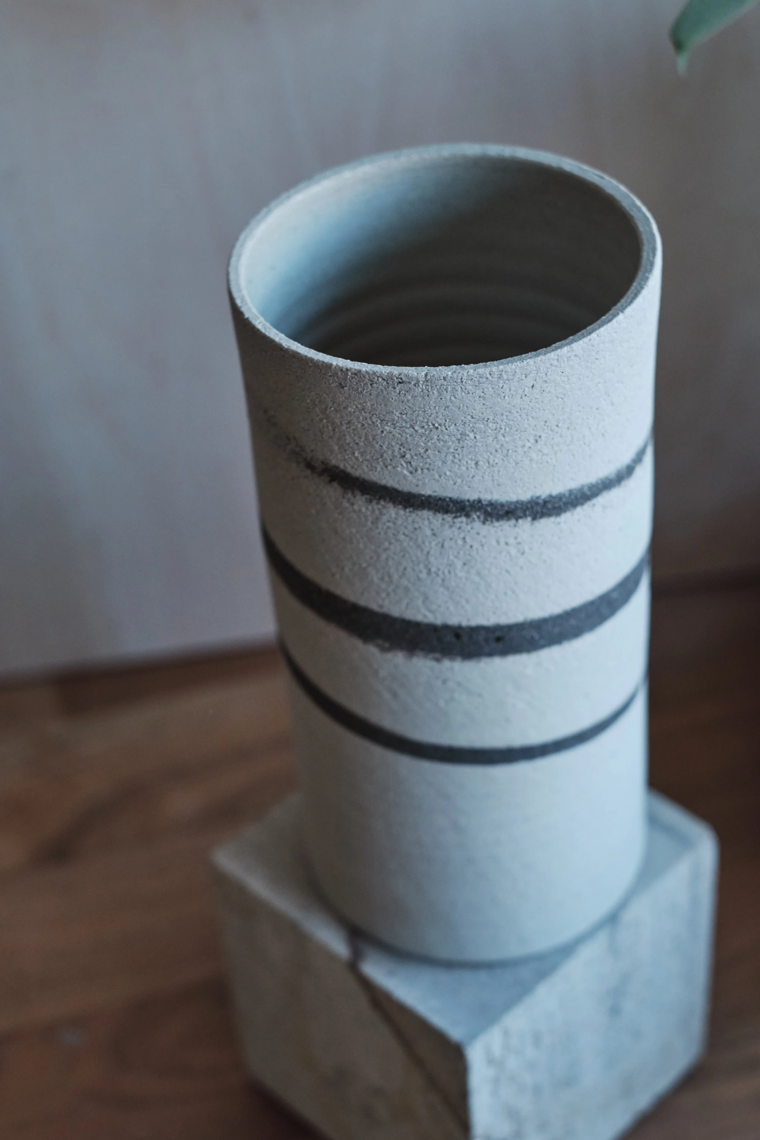 file STUDIO ROKA - handmade ceramics Zürich-swirl vase 2.jpg