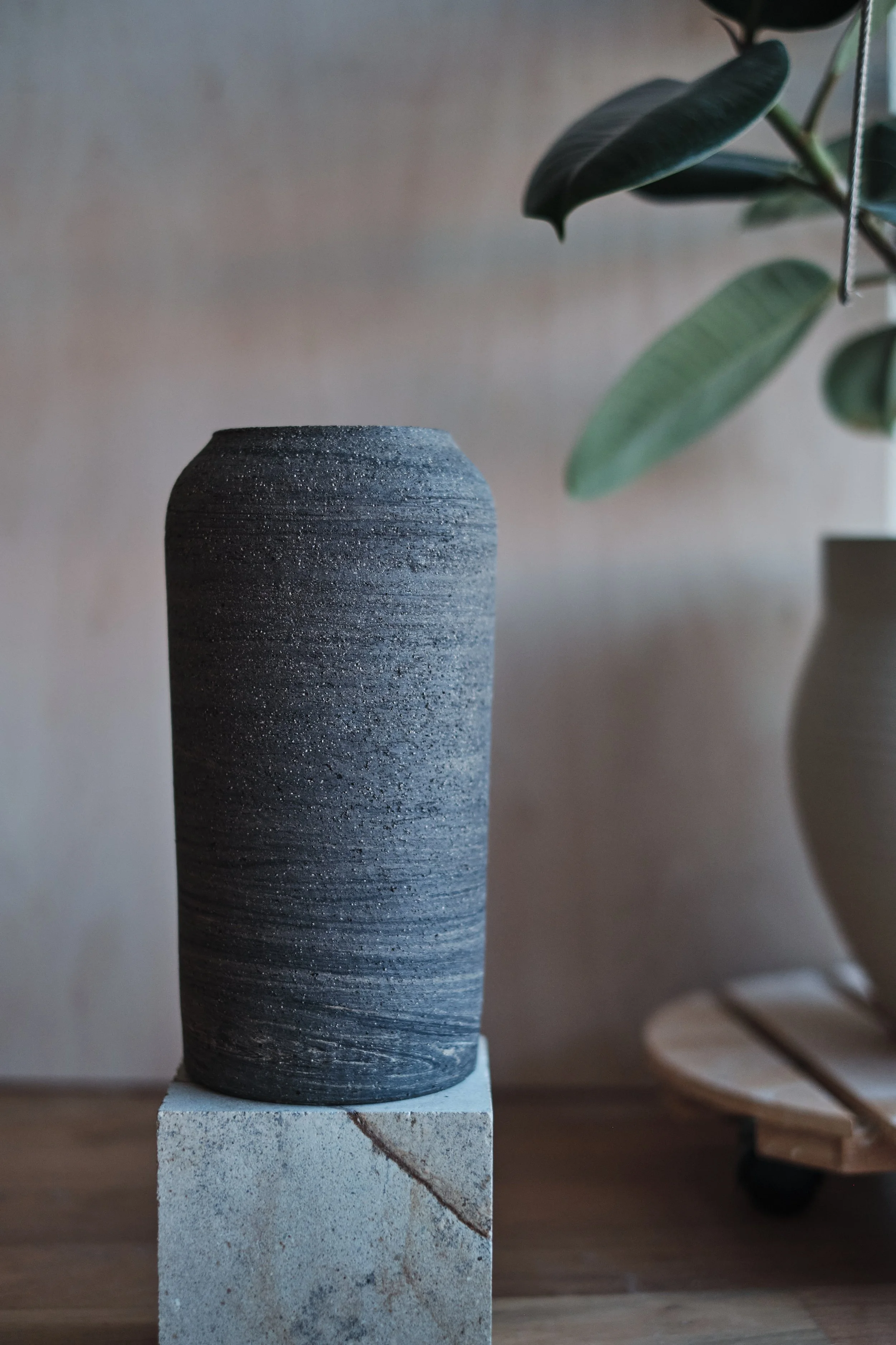 file STUDIO ROKA - handmade ceramics Zürich-swirl vase 16.jpg