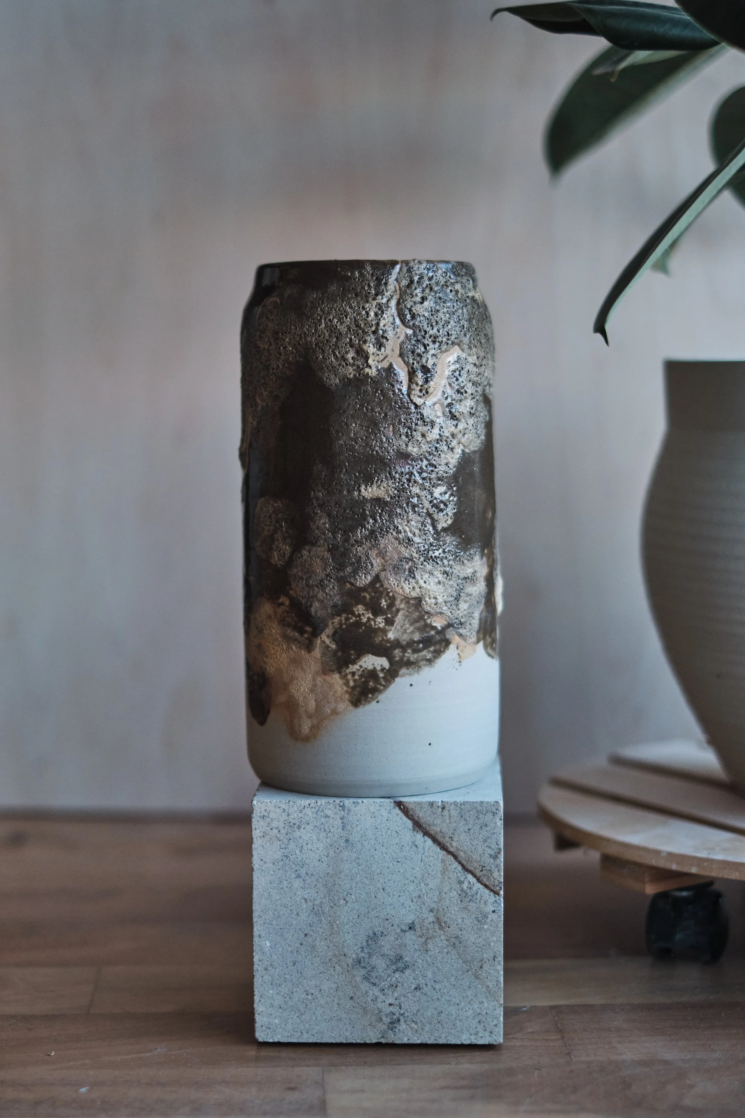 file STUDIO ROKA - handmade ceramics Zürich-artwork-vase vulkan 6.jpg