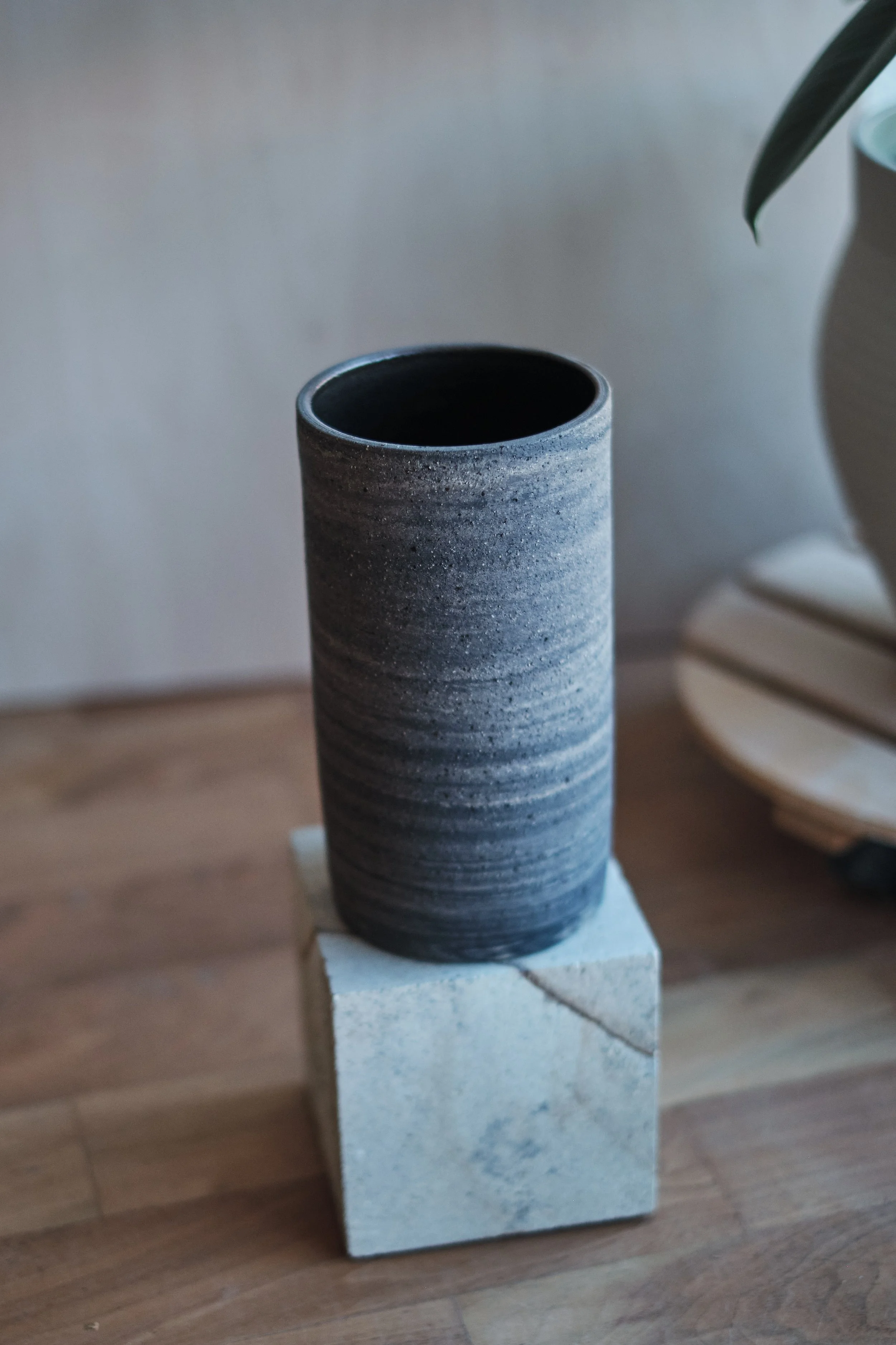 file STUDIO ROKA - handmade ceramics Zürich-swirl vase 28.jpg