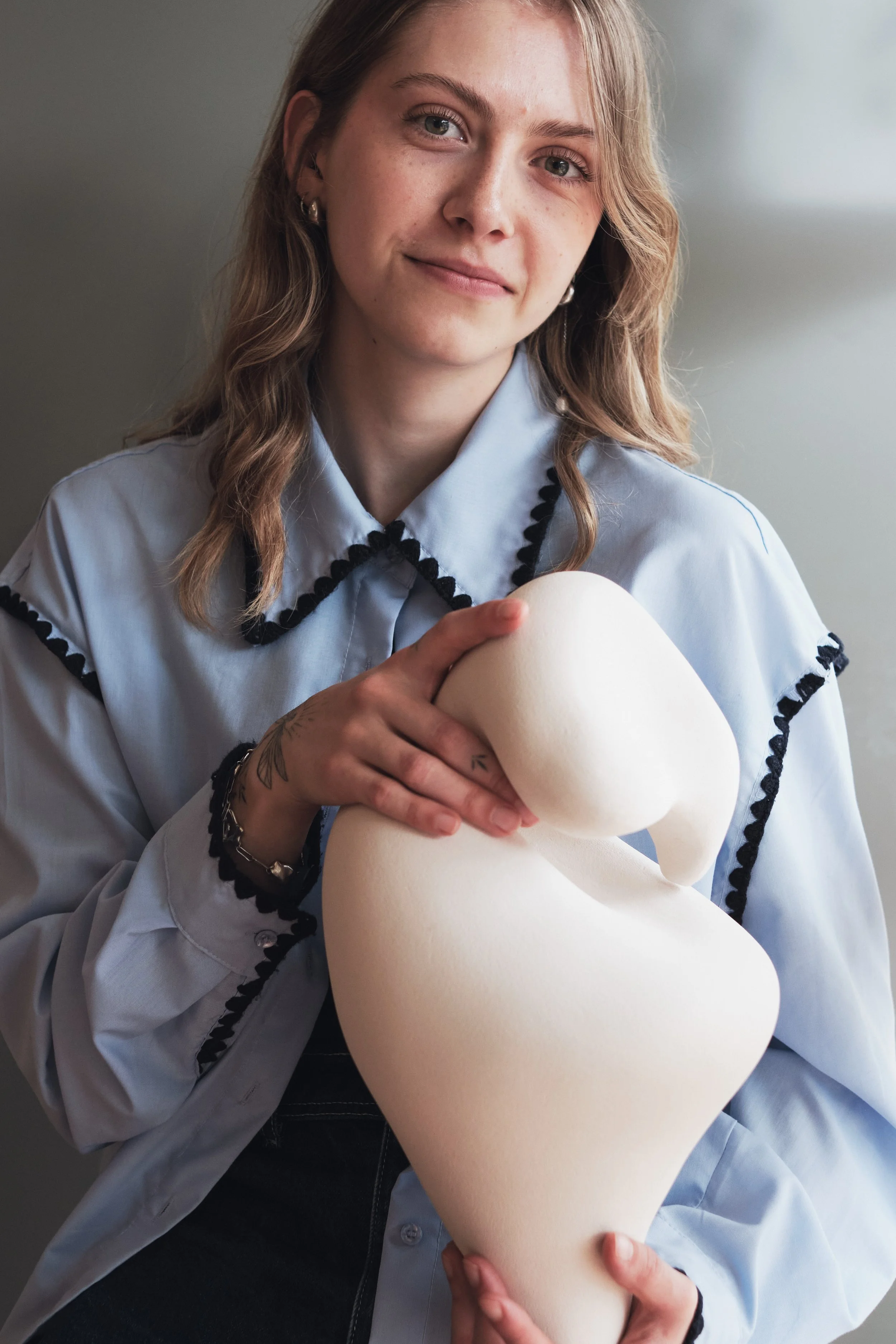 Cyntia Besomi Keramik künstlerin, bei studio roka, handaufbau kurs für skulpturale Objekte