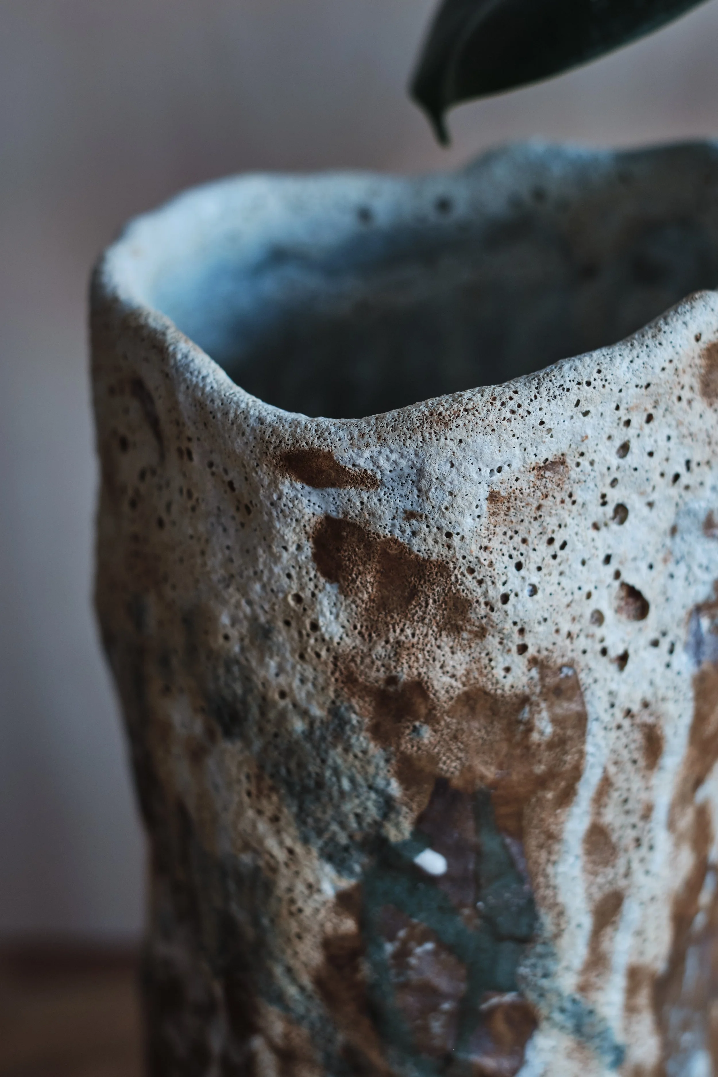 file STUDIO ROKA - handmade ceramics Zürich-artwork-sculpture vase-handbuild 6.jpg