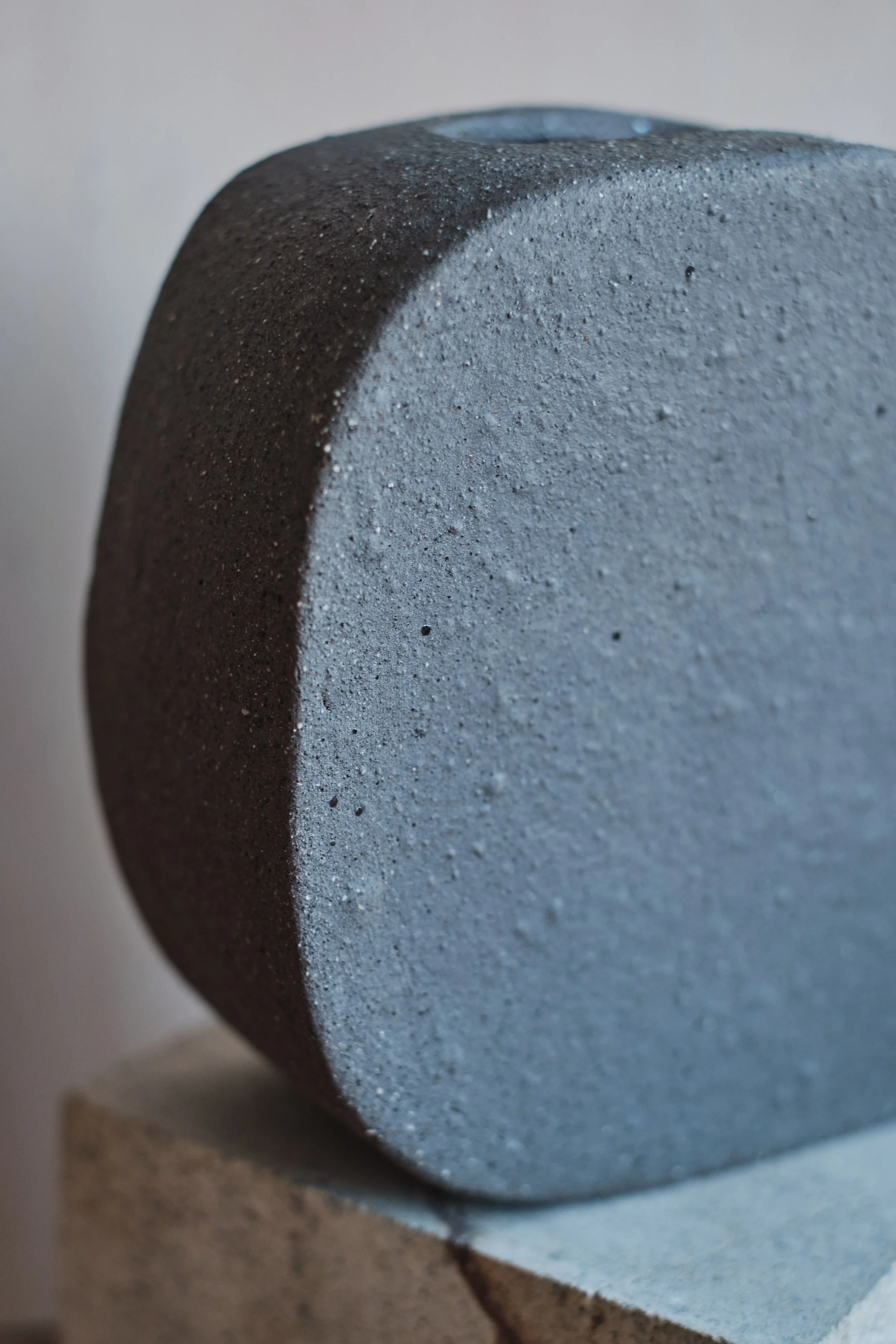 file STUDIO ROKA - handmade ceramics Zürich-black handbuilt vase 5.jpg