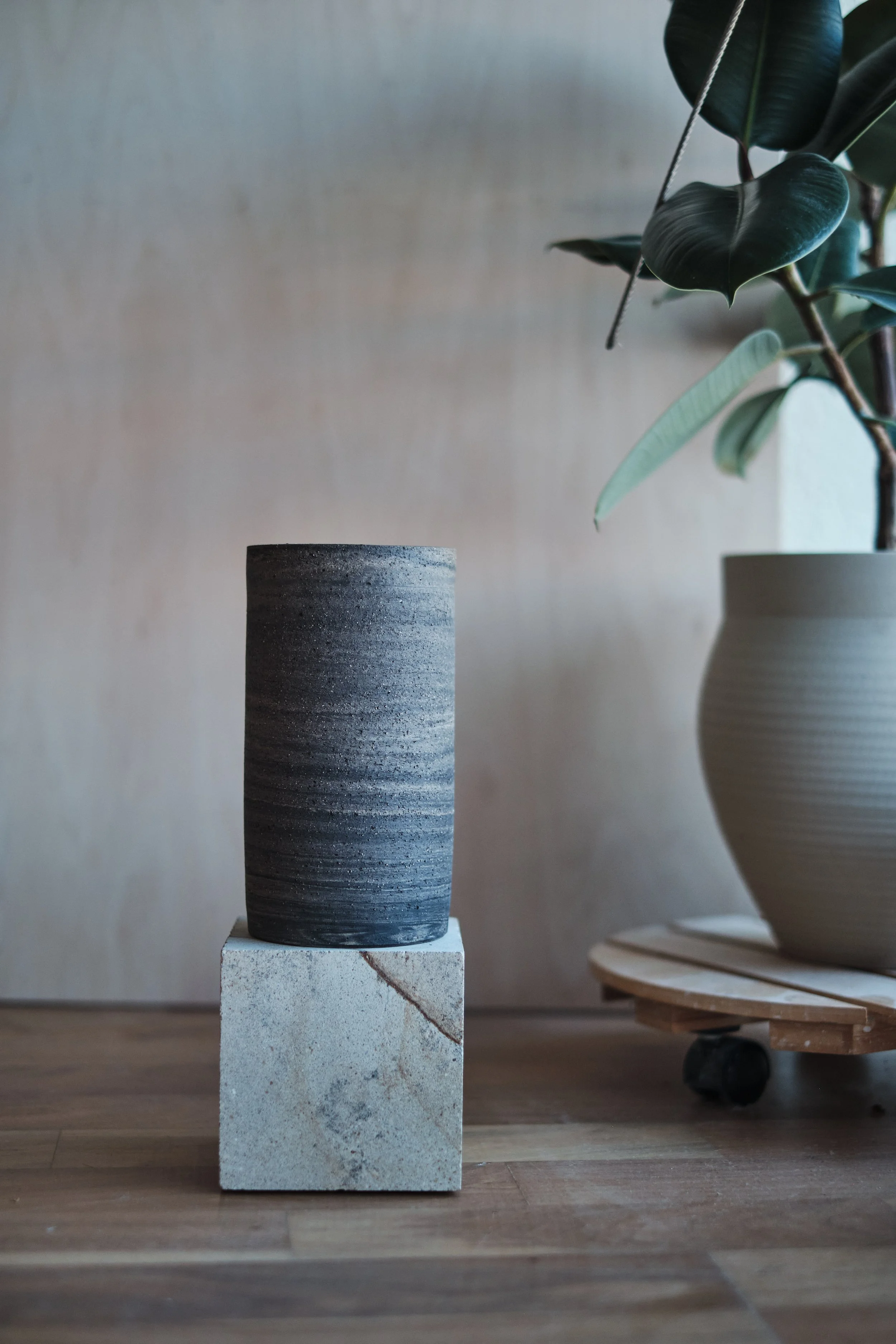 file STUDIO ROKA - handmade ceramics Zürich-swirl vase 25.jpg