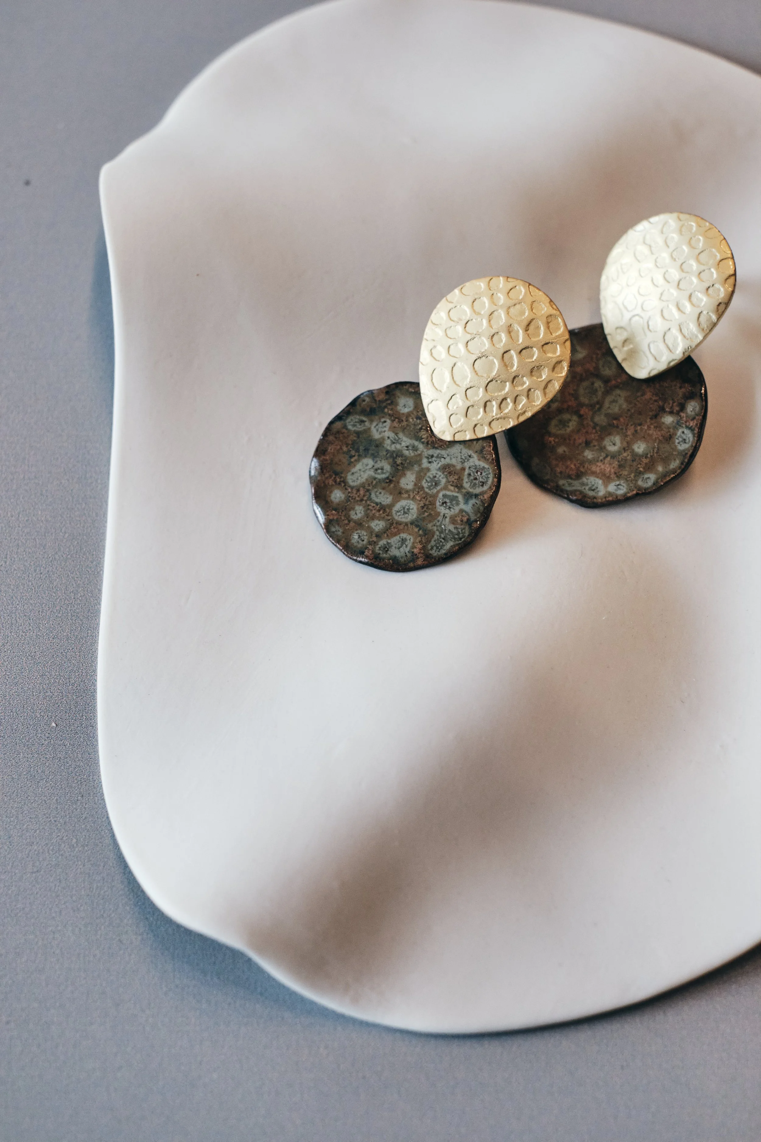 file STUDIO ROKA - EARRINGS PORCELAIN GOLD STUD 13.jpg