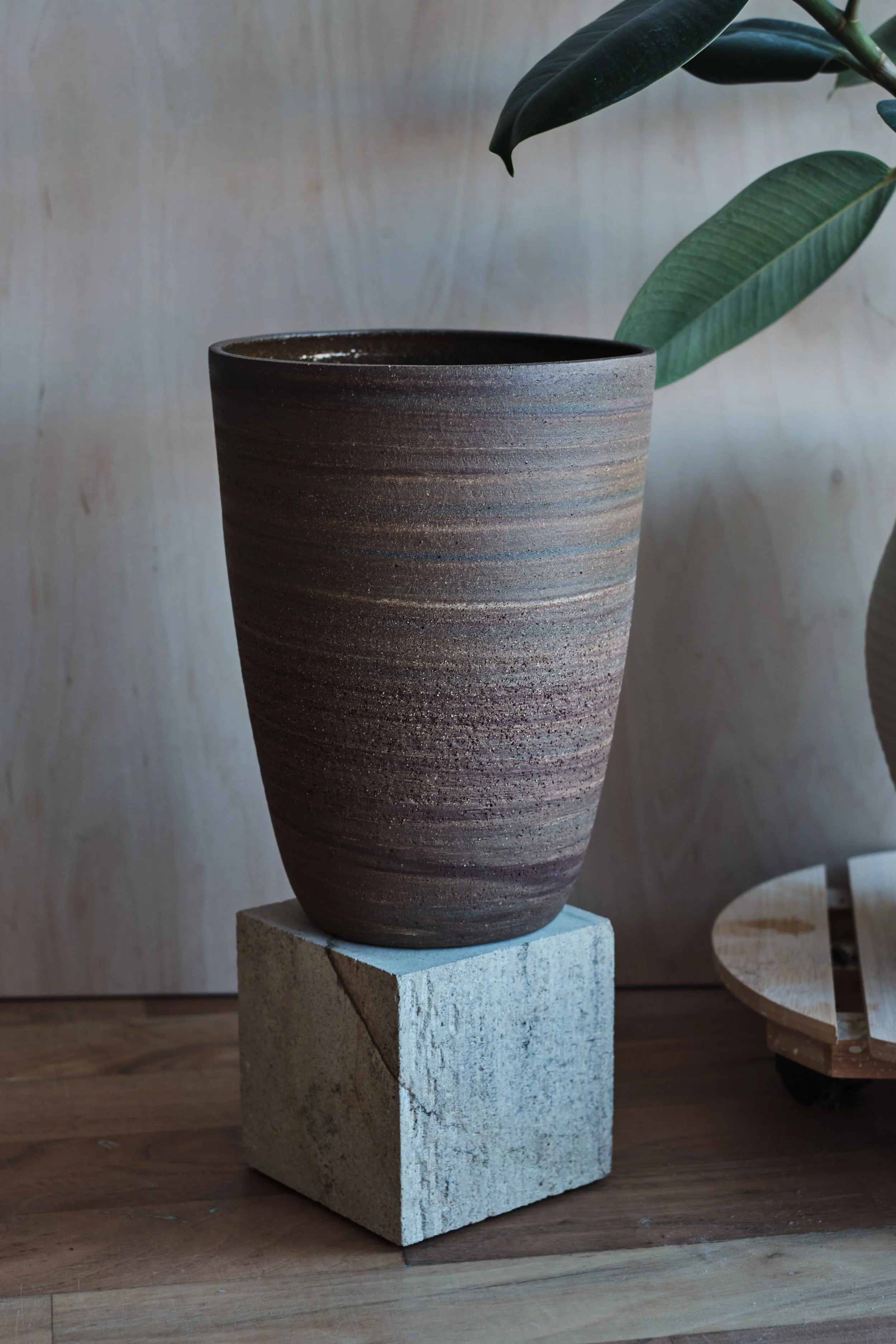 file STUDIO ROKA - handmade ceramics Zürich-swirl vase 8.jpg
