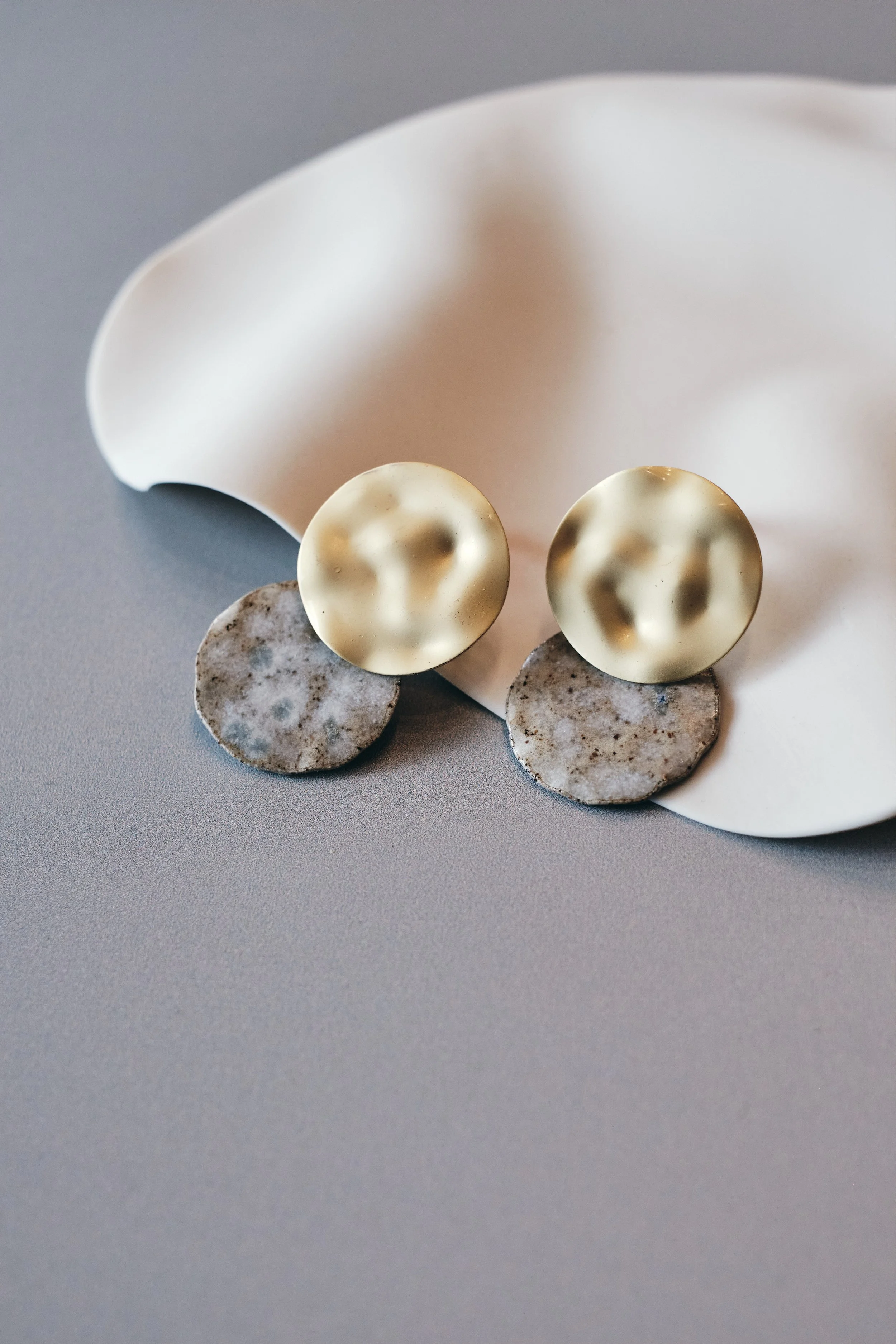 file STUDIO ROKA - EARRINGS PORCELAIN GOLD STUD 5.jpg