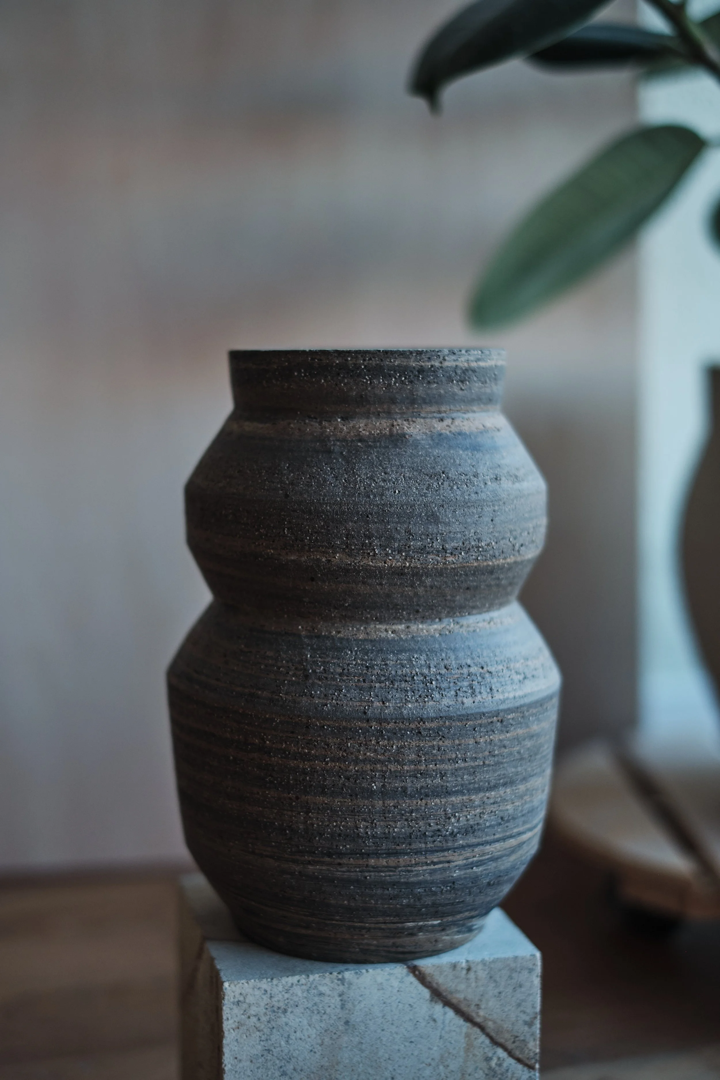 file STUDIO ROKA - handmade ceramics Zürich-swirl vase 2 1.jpg