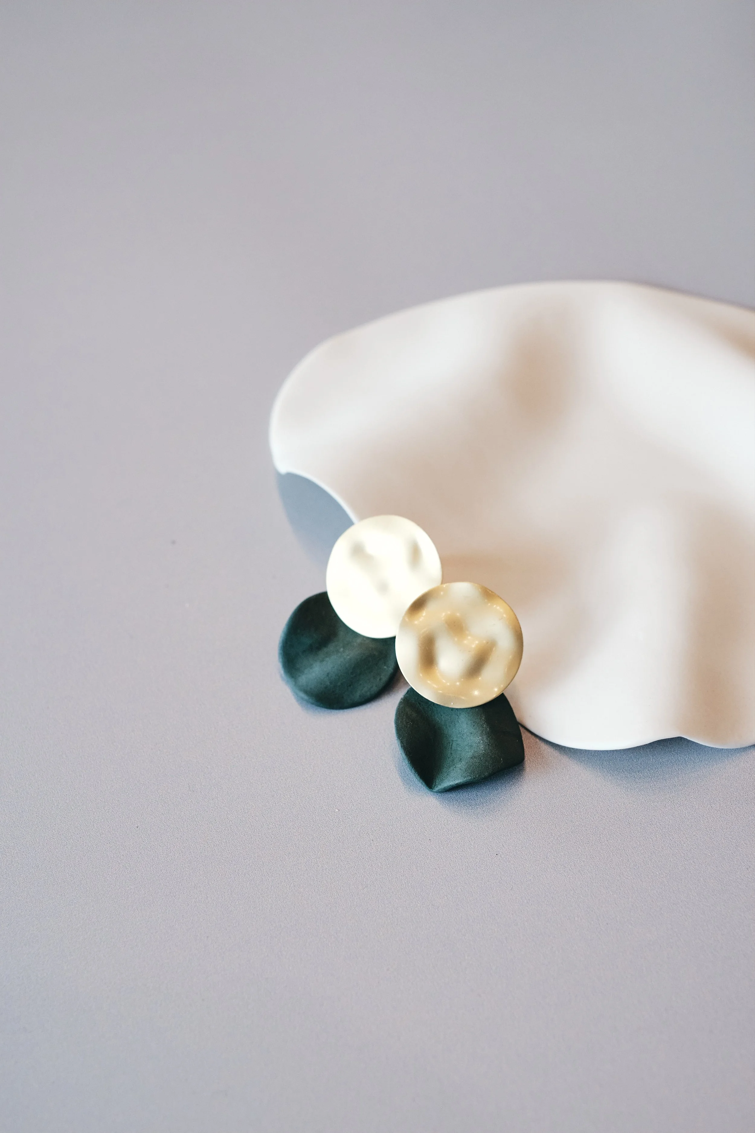 file STUDIO ROKA - EARRINGS PORCELAIN GOLD STUD 9.jpg