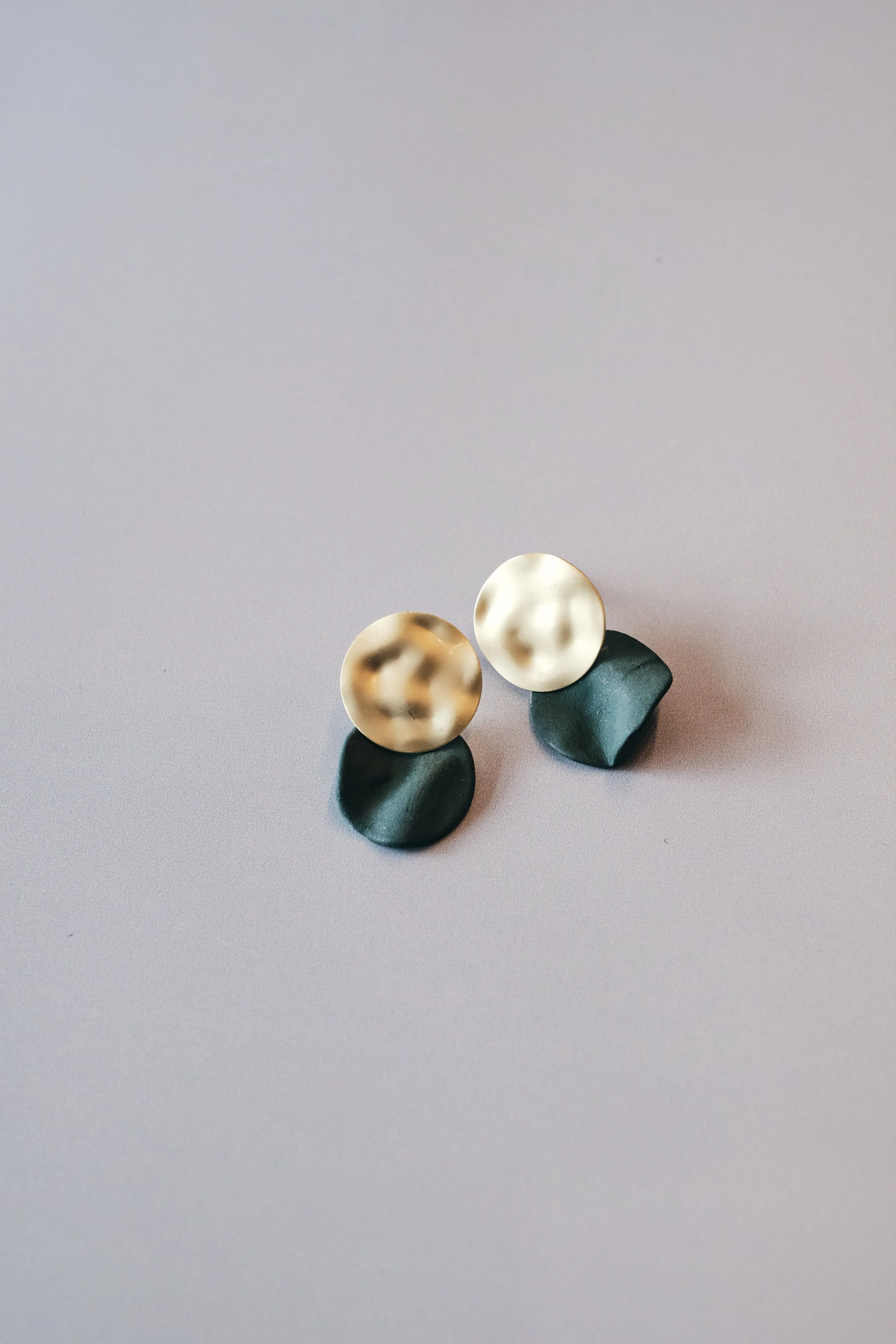 file STUDIO ROKA - EARRINGS PORCELAIN GOLD STUD 6.jpg