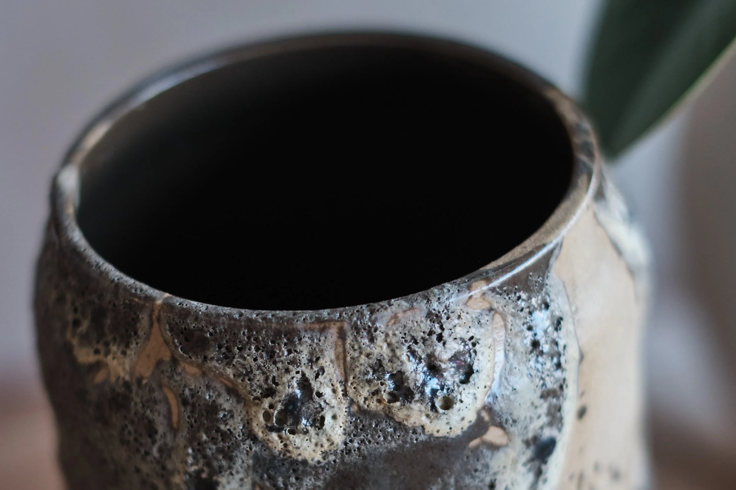 file STUDIO ROKA - handmade ceramics Zürich-artwork-vase vulkan 4.jpg