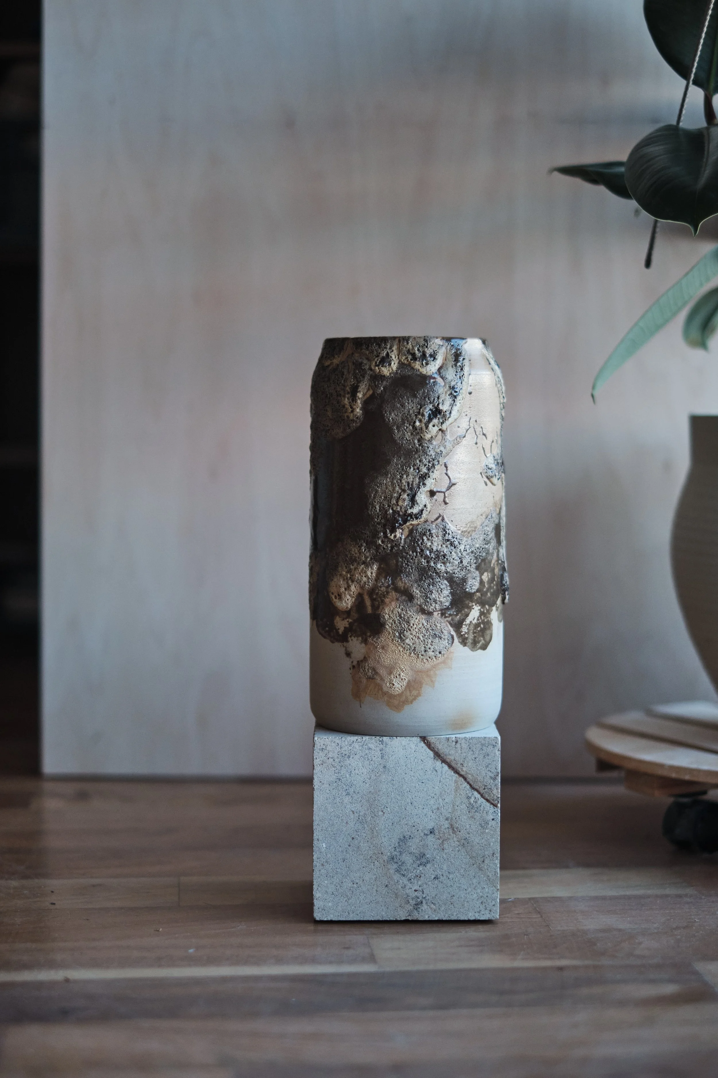 file STUDIO ROKA - handmade ceramics Zürich-artwork-vase vulkan.jpg