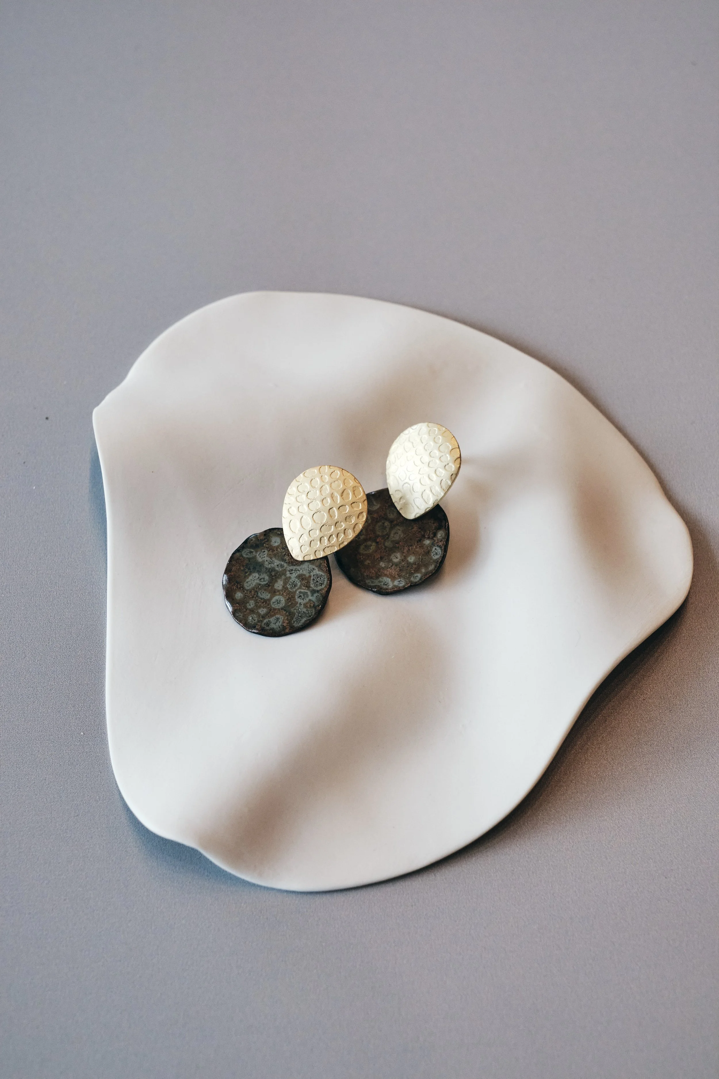 file STUDIO ROKA - EARRINGS PORCELAIN GOLD STUD 12.jpg