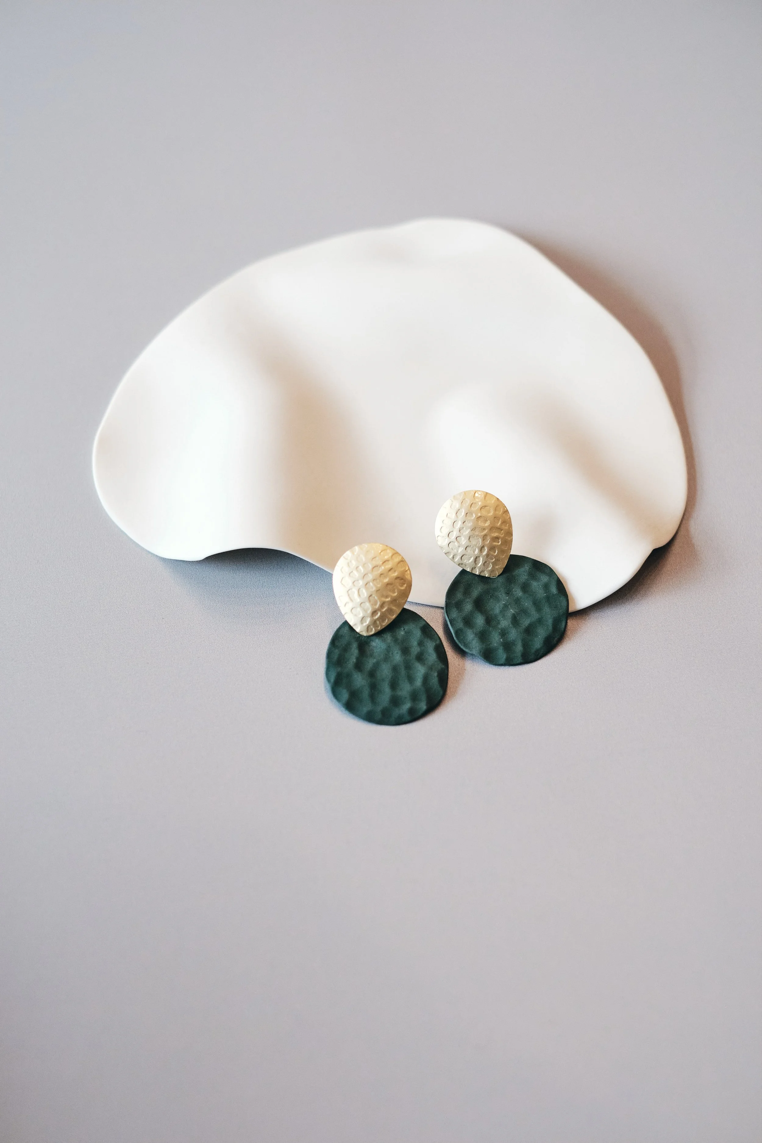 file STUDIO ROKA - EARRINGS PORCELAIN GOLD STUD 1.jpg