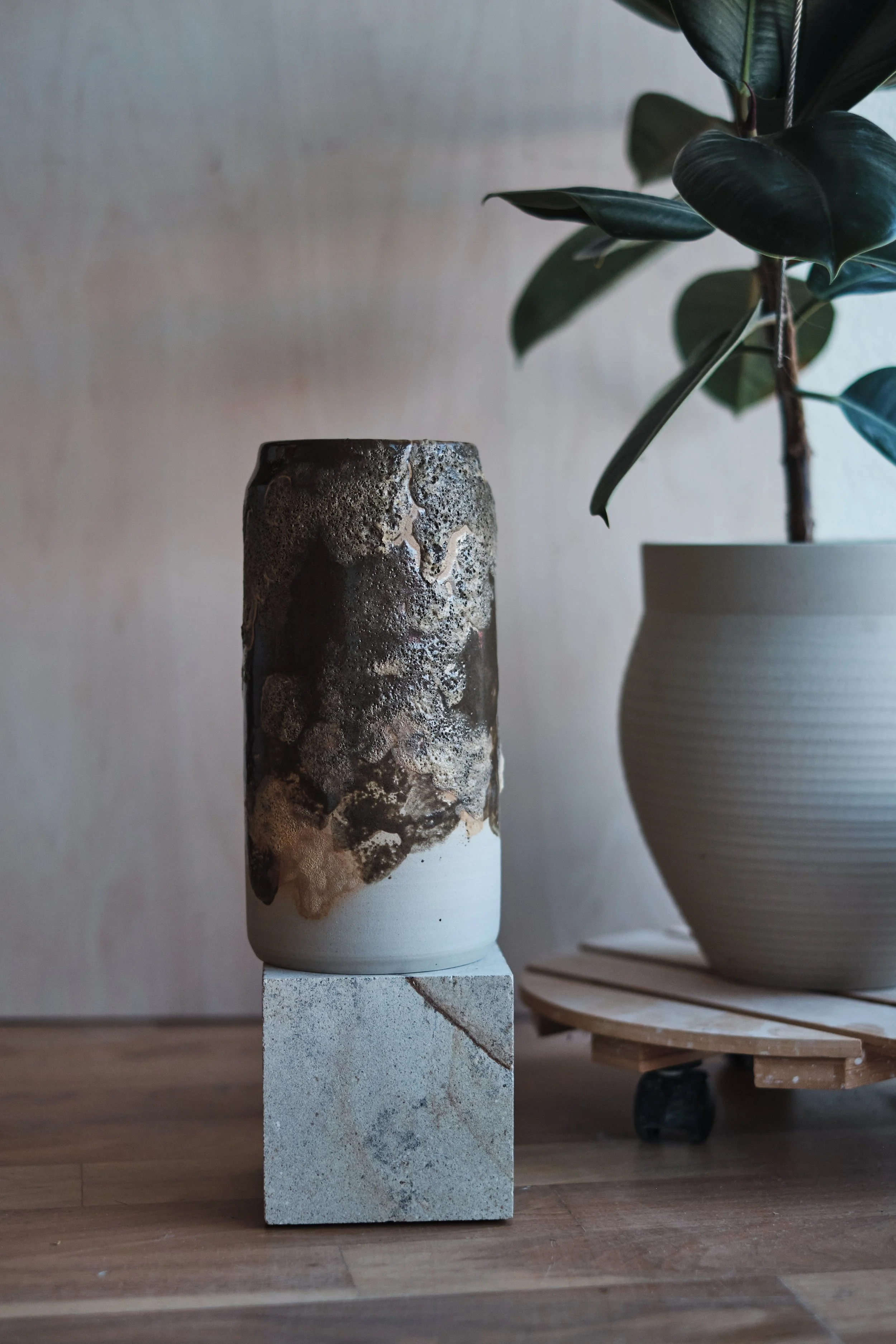 file STUDIO ROKA - handmade ceramics Zürich-artwork-vase vulkan 5.jpg