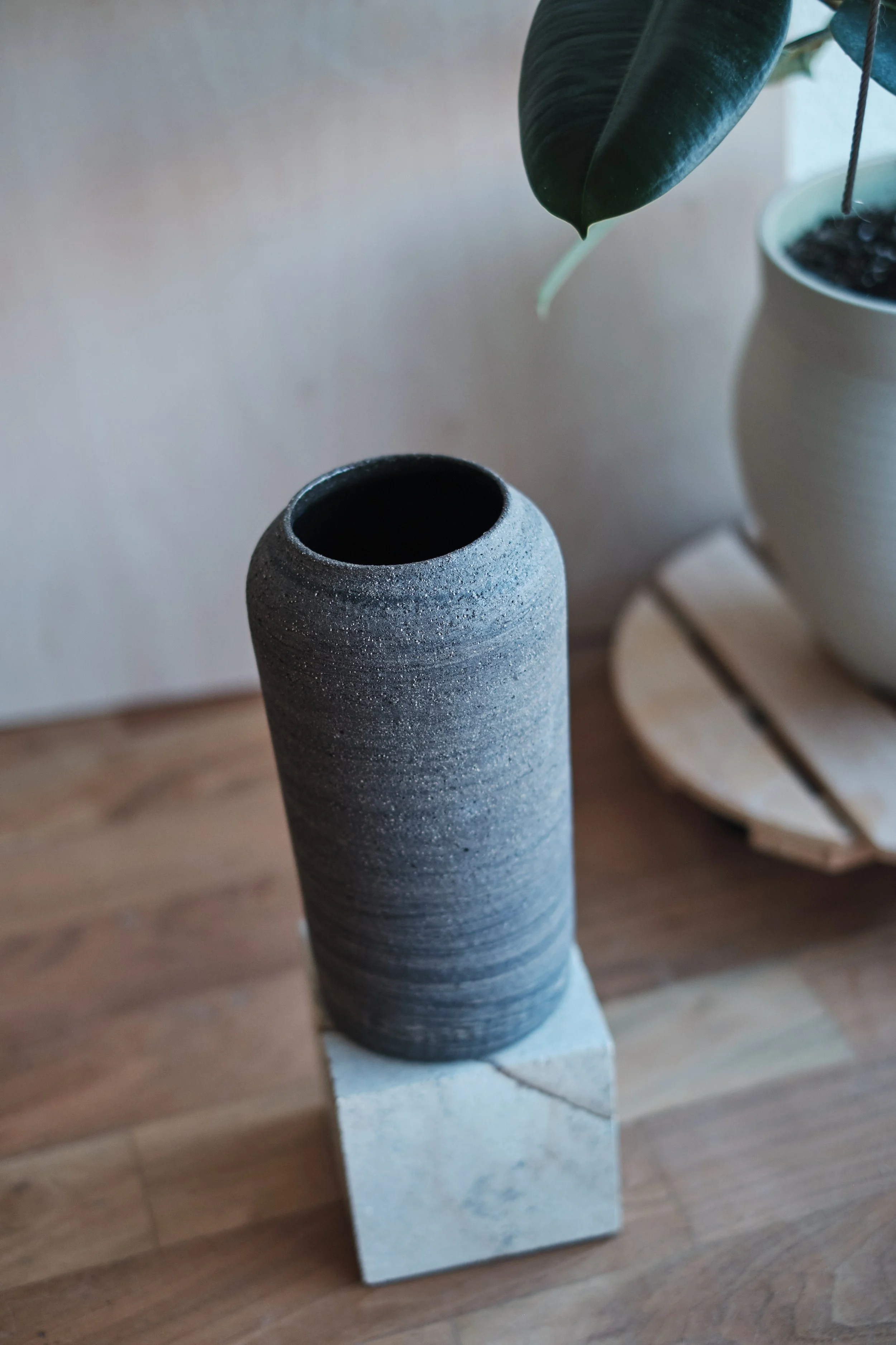 file STUDIO ROKA - handmade ceramics Zürich-swirl vase 14.jpg