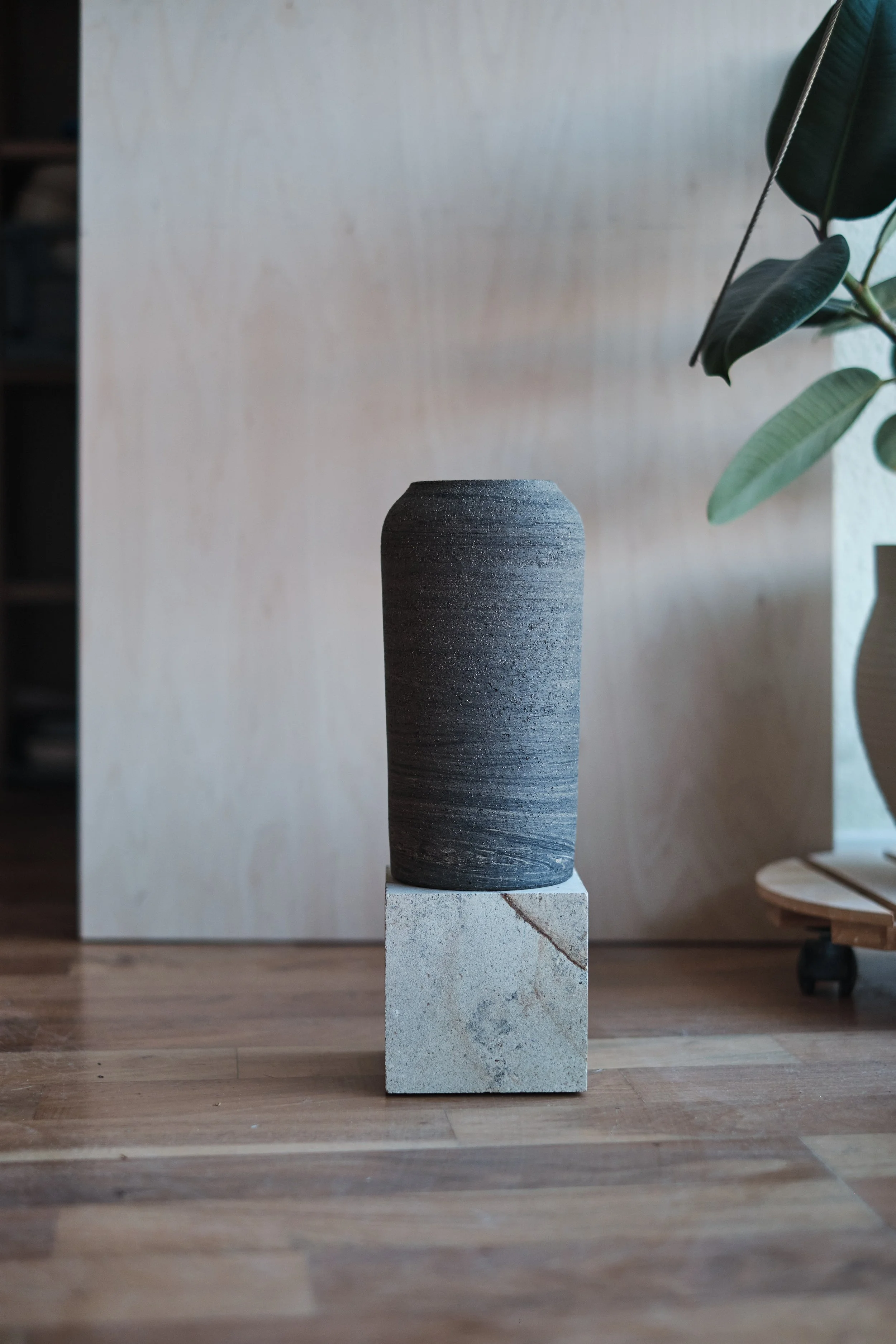 file STUDIO ROKA - handmade ceramics Zürich-swirl vase 13.jpg