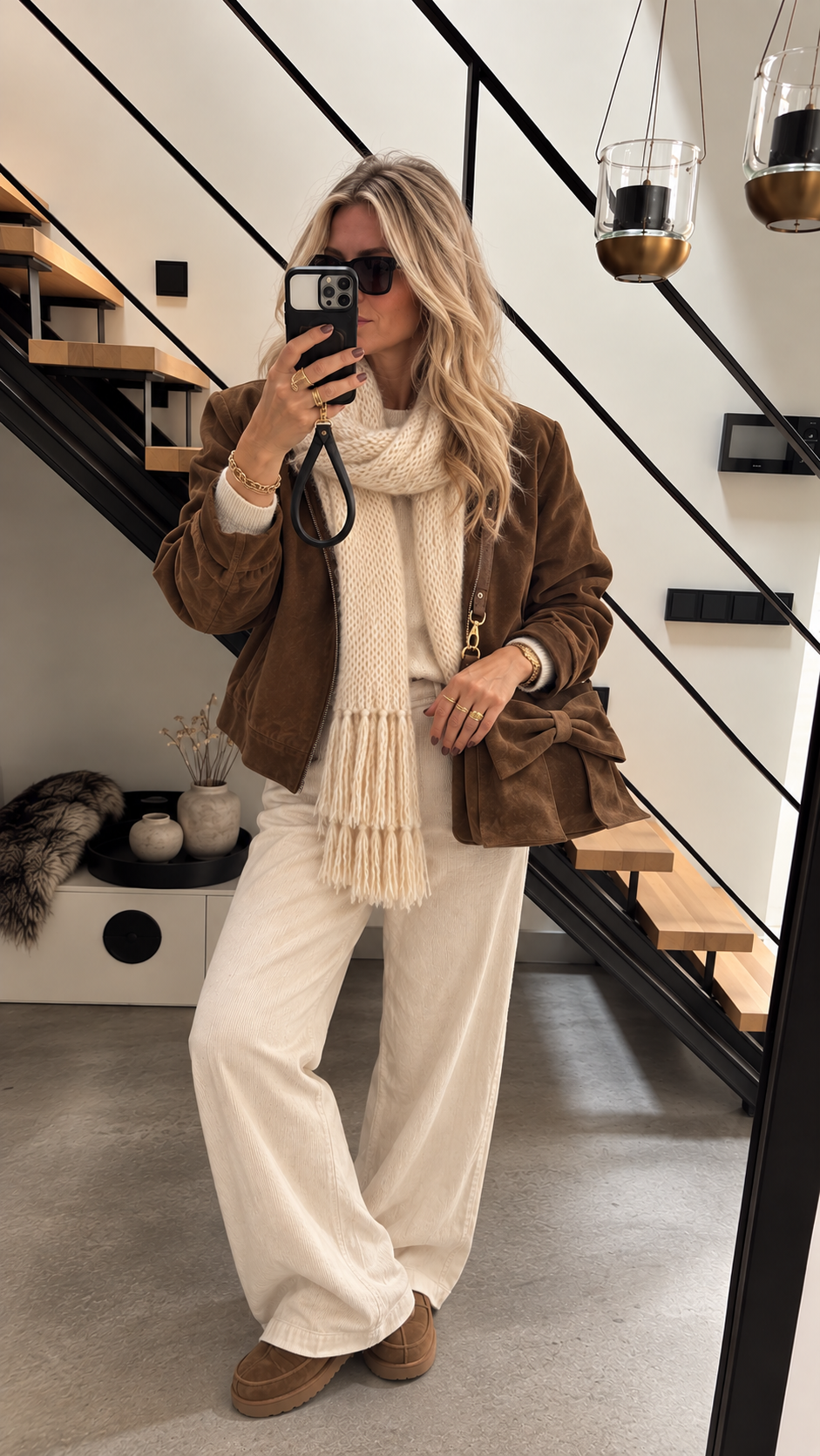 Damesoutfit met crèmekleurige broek als inspiratie voor de modetrends van herfst/winter 2026.