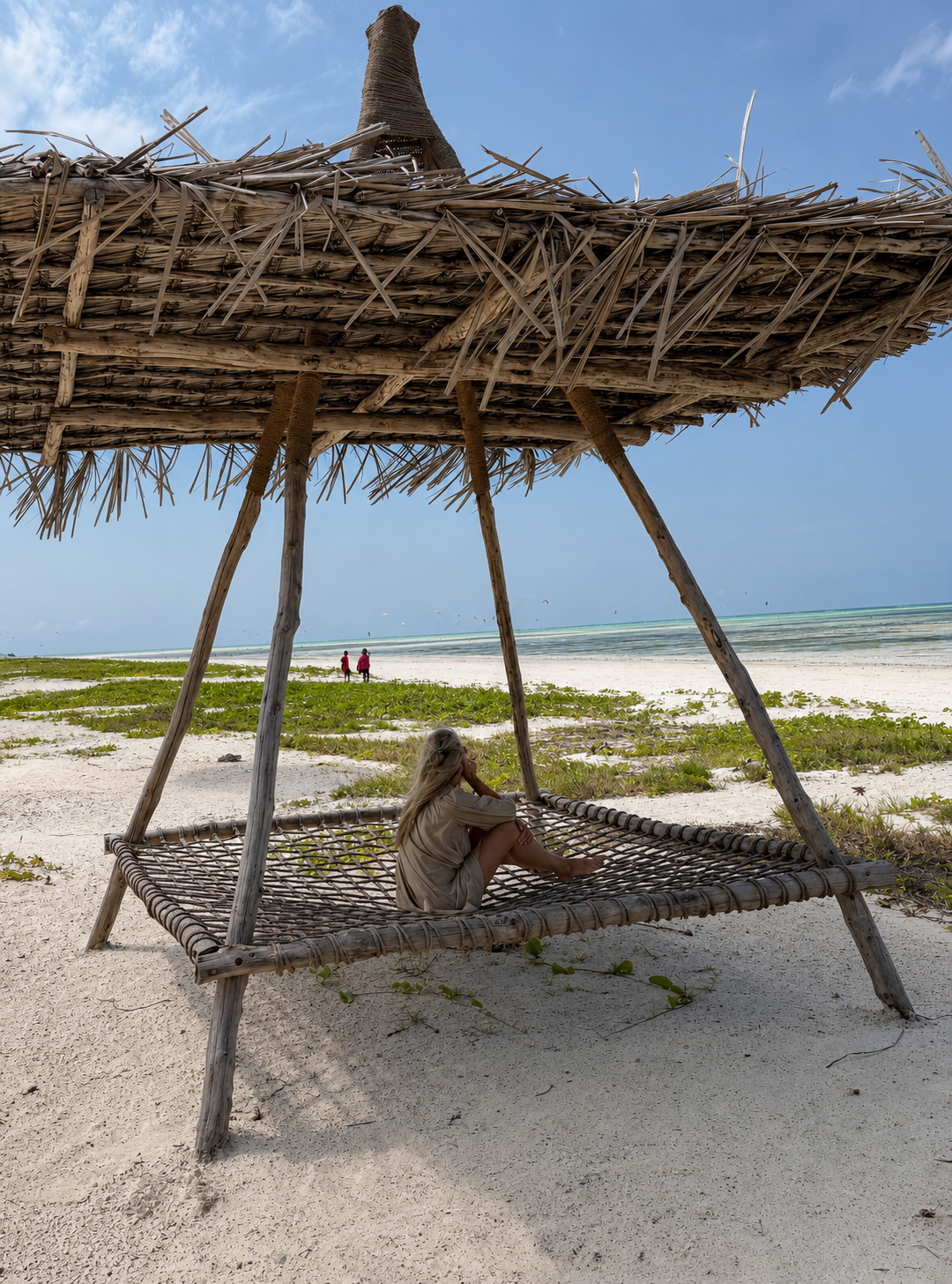 Ontspannen op een gevlochten ligbed aan Paje Beach op Zanzibar.