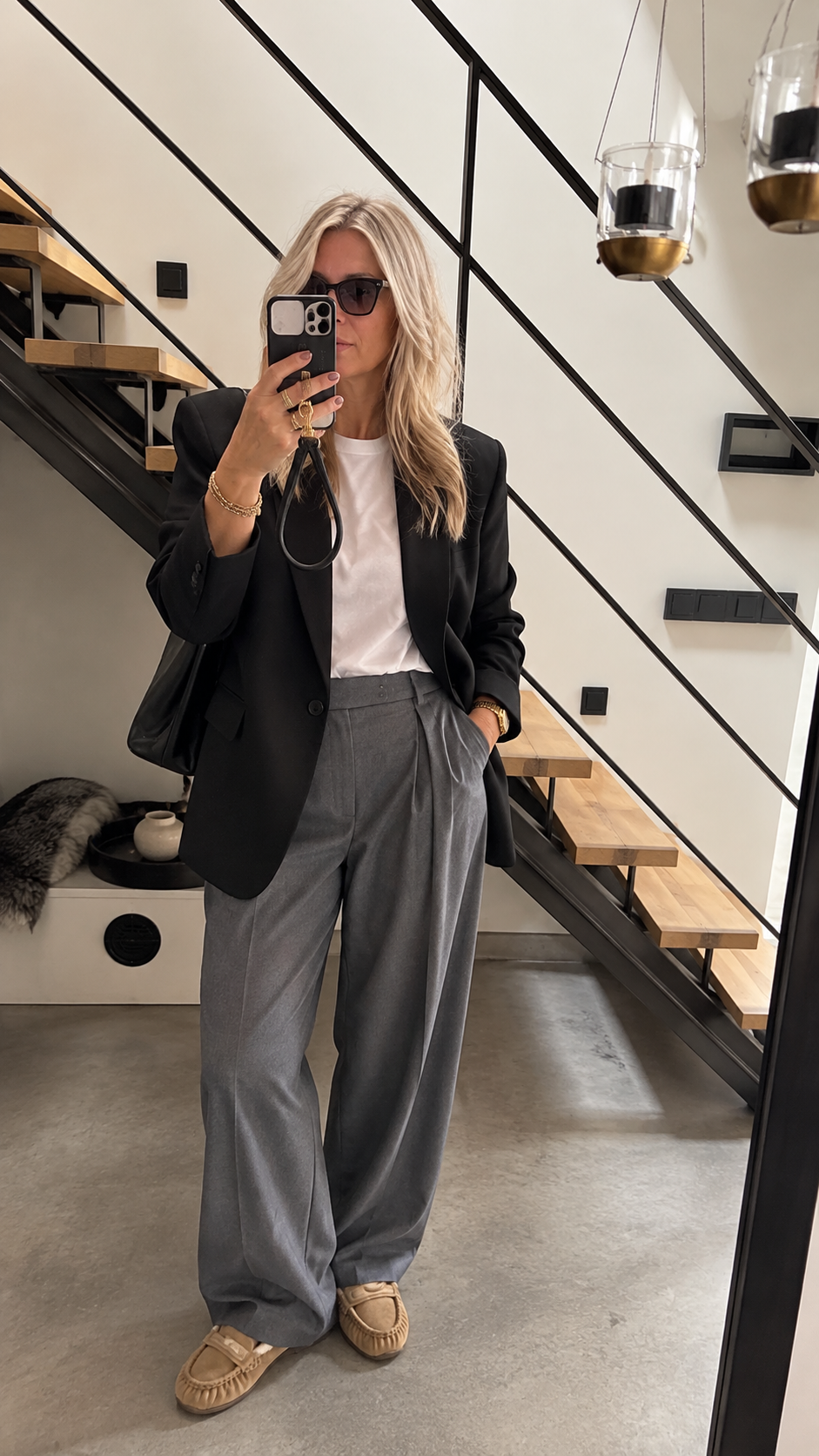 Modern tailoring voor herfst/winter 2026 met een oversized blazer en wijde pantalon in warme bruintinten.