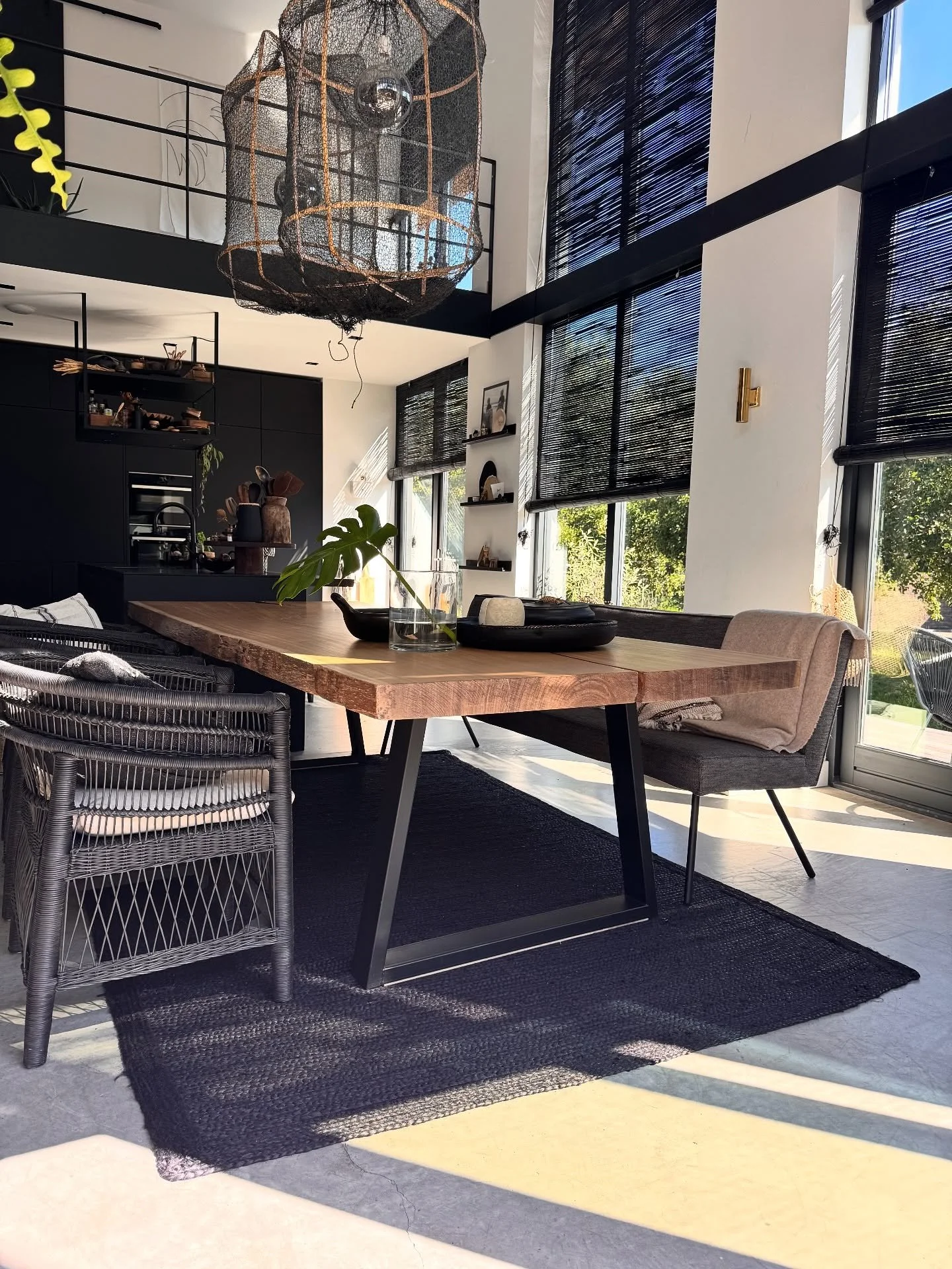 Wie heeft de kaarsjes al aan &lsquo;s avonds in huis? 😆

Onze betonnen vloer vind ik onwijs stoer, maar in de herfst miste ik soms wat warmte onder mijn voetjes. Dit zwarte jute vloerkleed van @volero.insta onder de tafel maakt net even het verschil