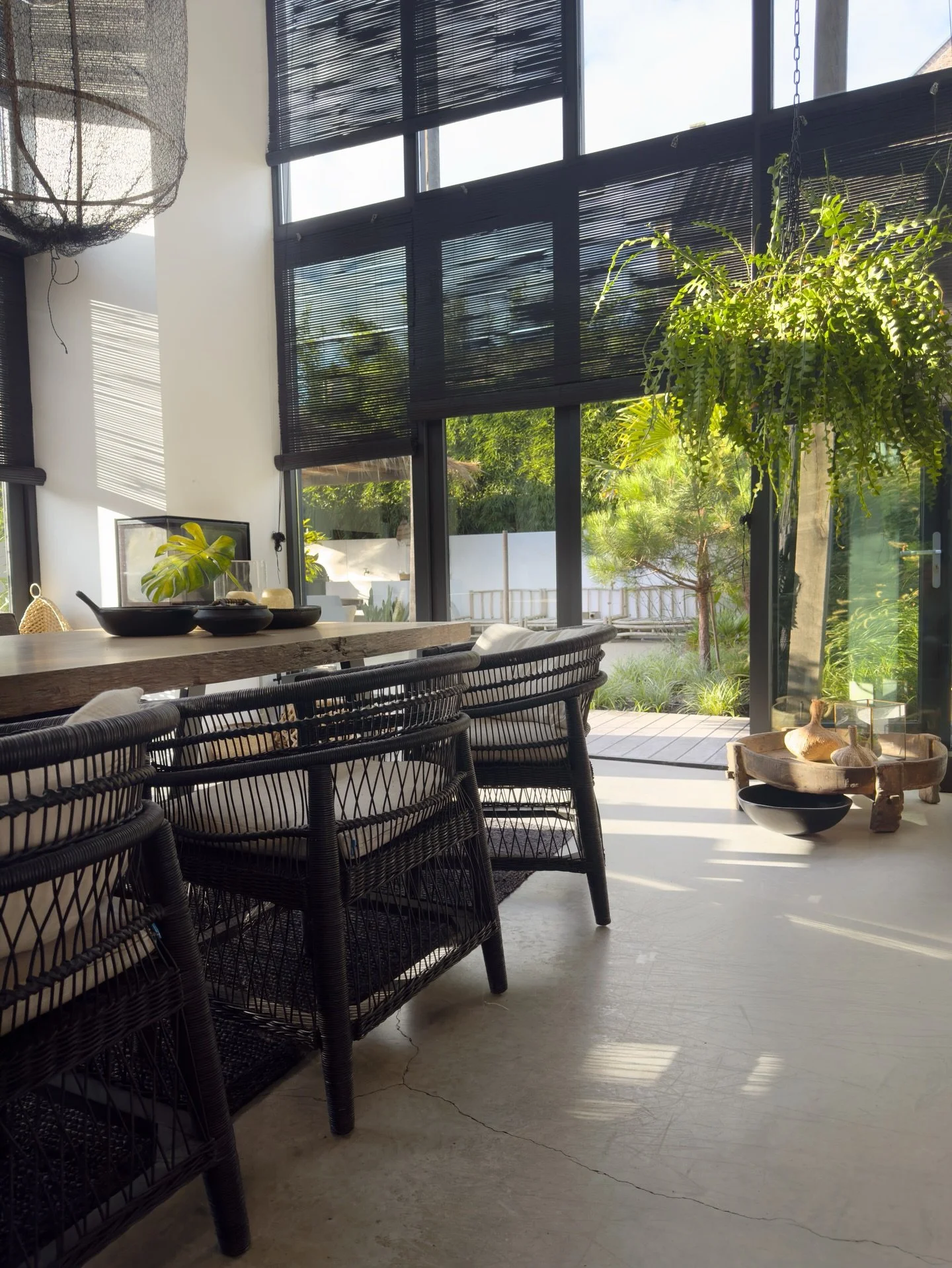 En de deur kan weer open! Wat een kadootje zeg! 🔆 Ons huis staat vol in de wind dus mijn leuke gestylde trap buiten (swipe) ziet er niet meer zo gezellig uit! Zelfs de gieter vloog door de lucht van de week en potten vielen om. 😅 

Geniet van deze 