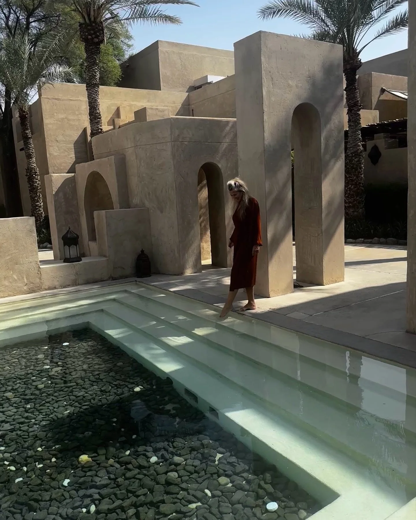 Ik moest van de week echt even checken of ik niet stiekem in een film was beland &hellip; 

Maar het was echt 😎✨🐪

@babalshamshotel 

#bab_al_shams #dubaidromen #desertvibes