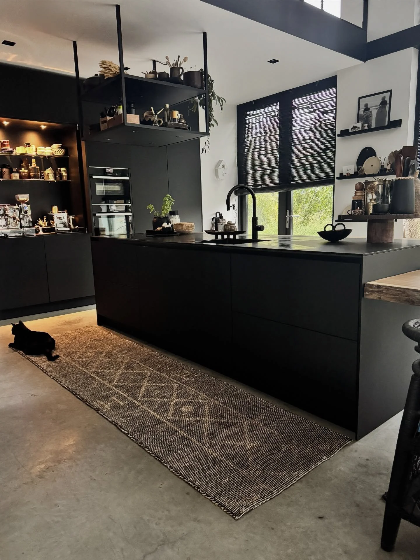 Gaaaaaaap 🥱 

Have a good one! 

#sunday #sundaymoods #weekend #kitchen #keuken #catlover #interior #ruglove #rugdesign #concrete #binnenkijkenbijmij #blackkitchen #interi&oslash;r #interieurstyling