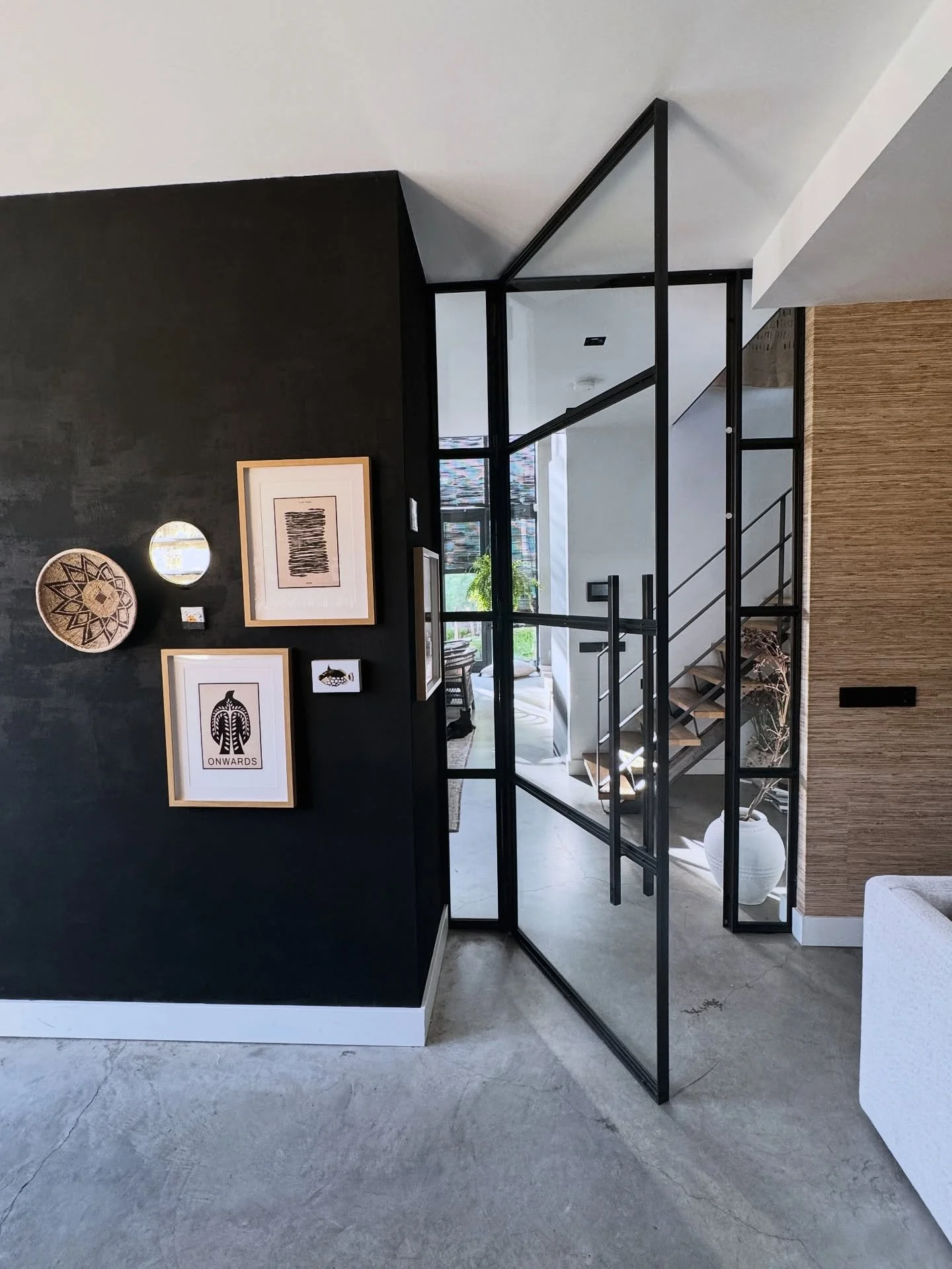 ✨ Klussen in de mancave!

Ik fotografeer deze plek eigenlijk bijna nooit, maar de afgelopen weken heb ik flink lopen rommelen en ik ben z&oacute; blij met het resultaat! De muur had behang waar ik nooit echt fan van was. De structuur wel maar de kleu