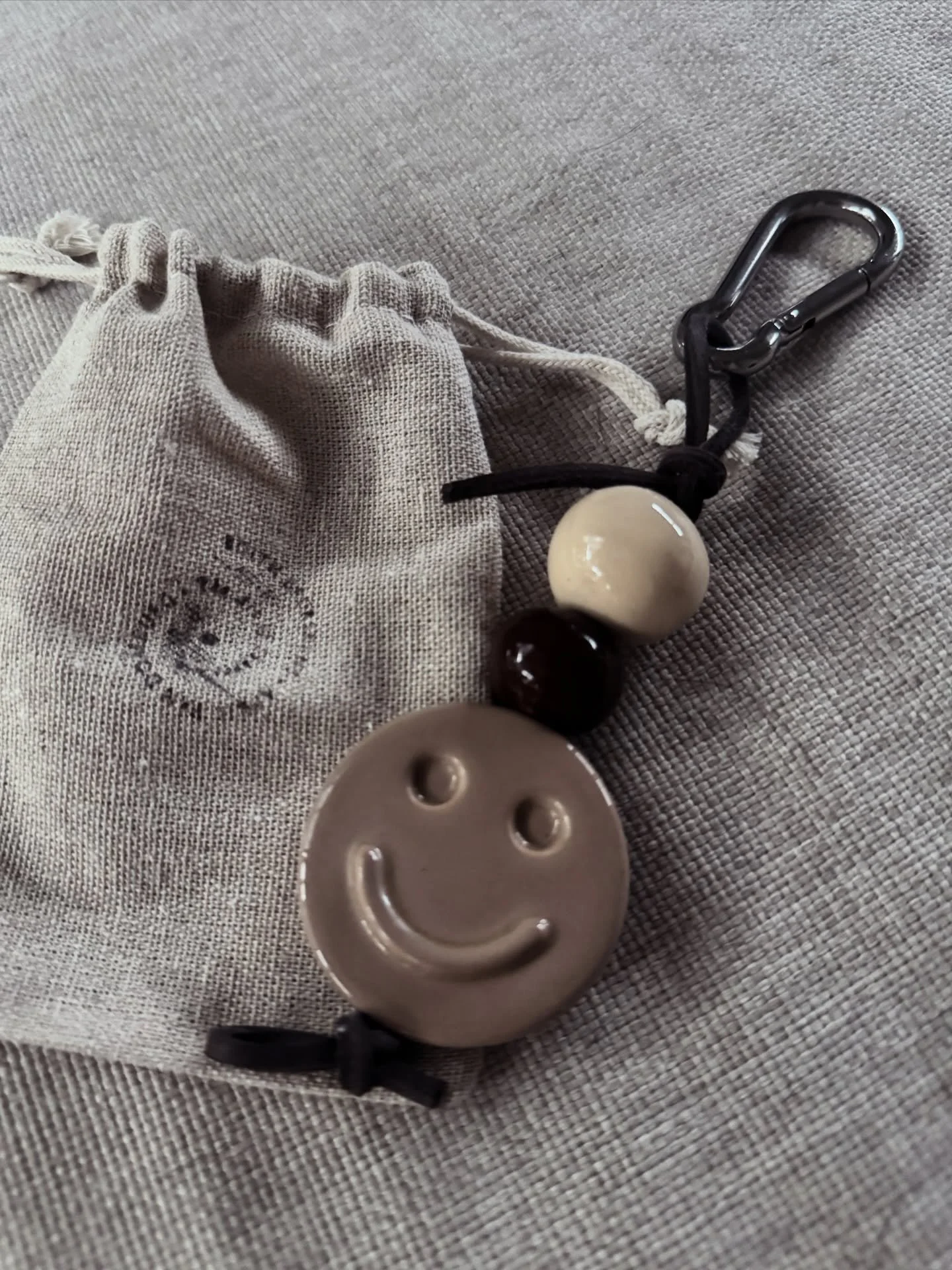 H A P P Y 😄

Tijd voor wat nieuws! Na echt j&aacute;ren dezelfde sleutelhanger (lees grote leren zwarte ster) mocht er ein-de-lijk iets nieuws aan m&rsquo;n sleutelbos&hellip; en kijk hoe cute! De Happy Stone van @edithbeurskens_art 😍
Keramiek, een