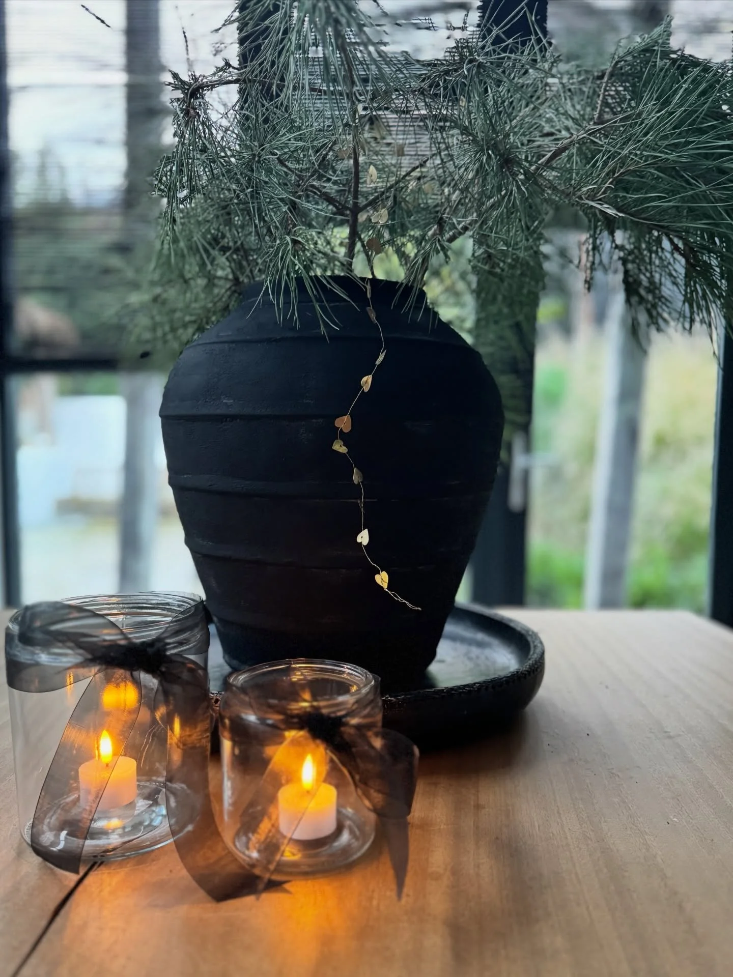 It&rsquo;s tiiiiiiiiiiiime!!!! 🤶🏻 🎶 🎤 

Om iedereen even lekker te ergeren &hellip;&hellip; 😂 Ik gooi hem er gewoon in! Onze Mariah &hellip;.

De schattige slinger met gouden hartjes heb ik van de week gekocht bij @pluumbysan op het @noww_event 