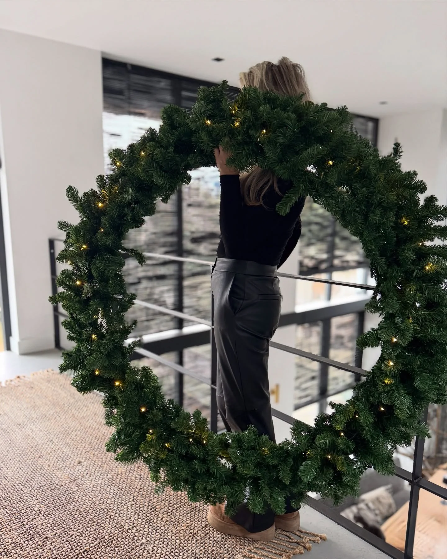 Je ziet ze steeds vaker voorbij komen. Die enorme kerstkransen. 🌲 Vorig jaar had ik er al eentje in mijn handen, maar ik vond het n&eacute;t een tikkeltje overdreven 😅. Dit jaar ben ik toch overstag gegaan. Later deze week laat ik zien waar hij han