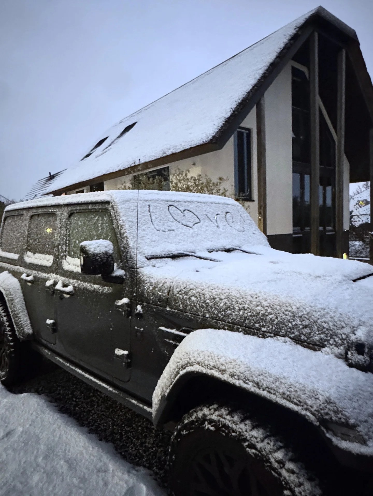 Love, but make it winter ❄️

Toen mijn zus vanochtend niet echt geloofde dat het bij ons helemaal wit was&hellip; 

As we speak begint het weer te sneeuwen! ❄️❄️❄️😅

Gezellige maandag! 

#sneeuw #sneeuwinnederland #wonen #jeepwrangler #interieur
