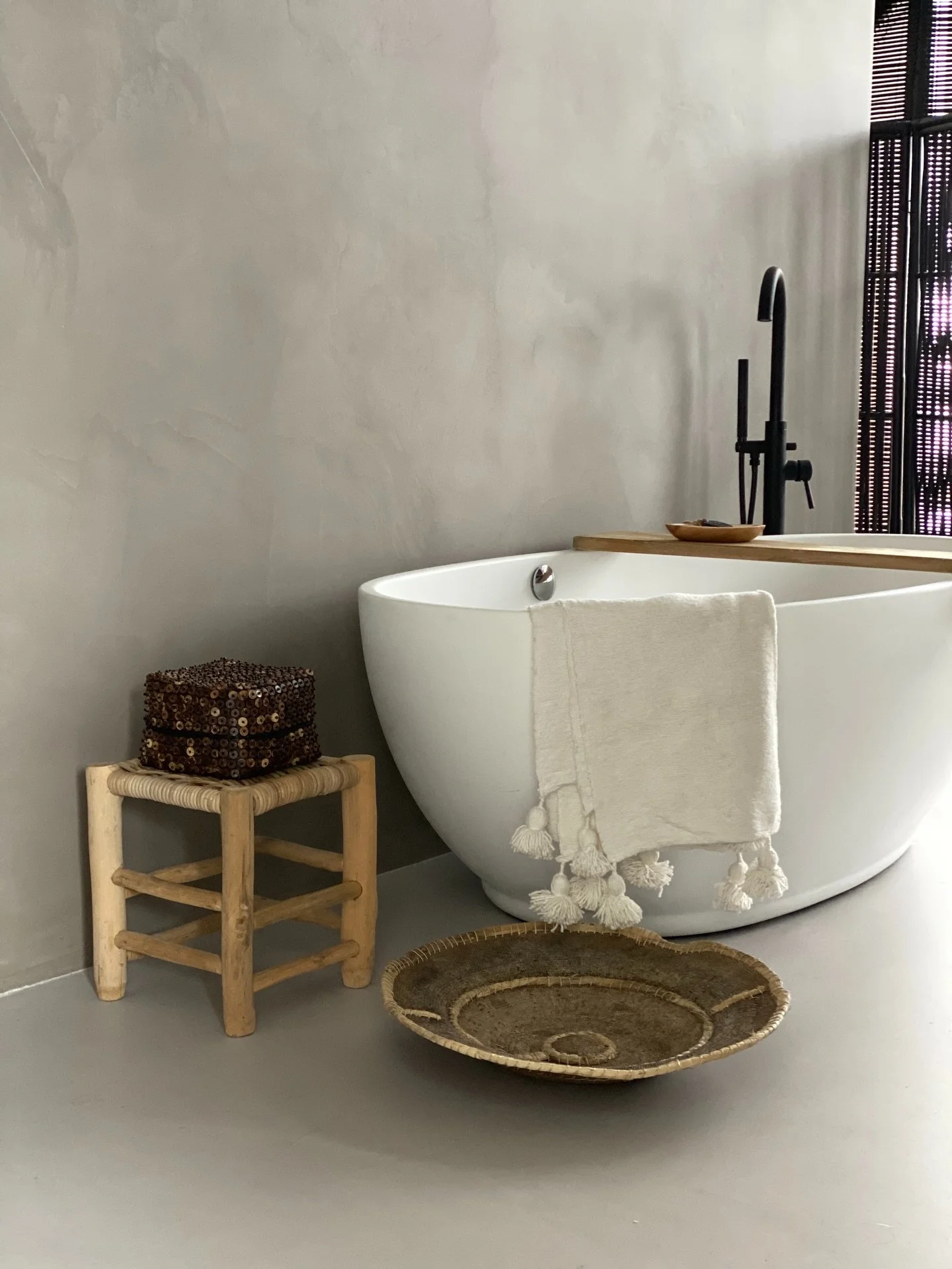 Foto&rsquo;s uit 2020 🤎
Een jaar nadat we in ons zelfgebouwde huis kwamen wonen.

Wat was dit een uitdaging om alles in te richten 😅 Vooral de hoogte &hellip; en tja wat was nou eigenlijk onze smaak? 

Juist dat maakte hele proces zo leuk. 🤍
Niet 