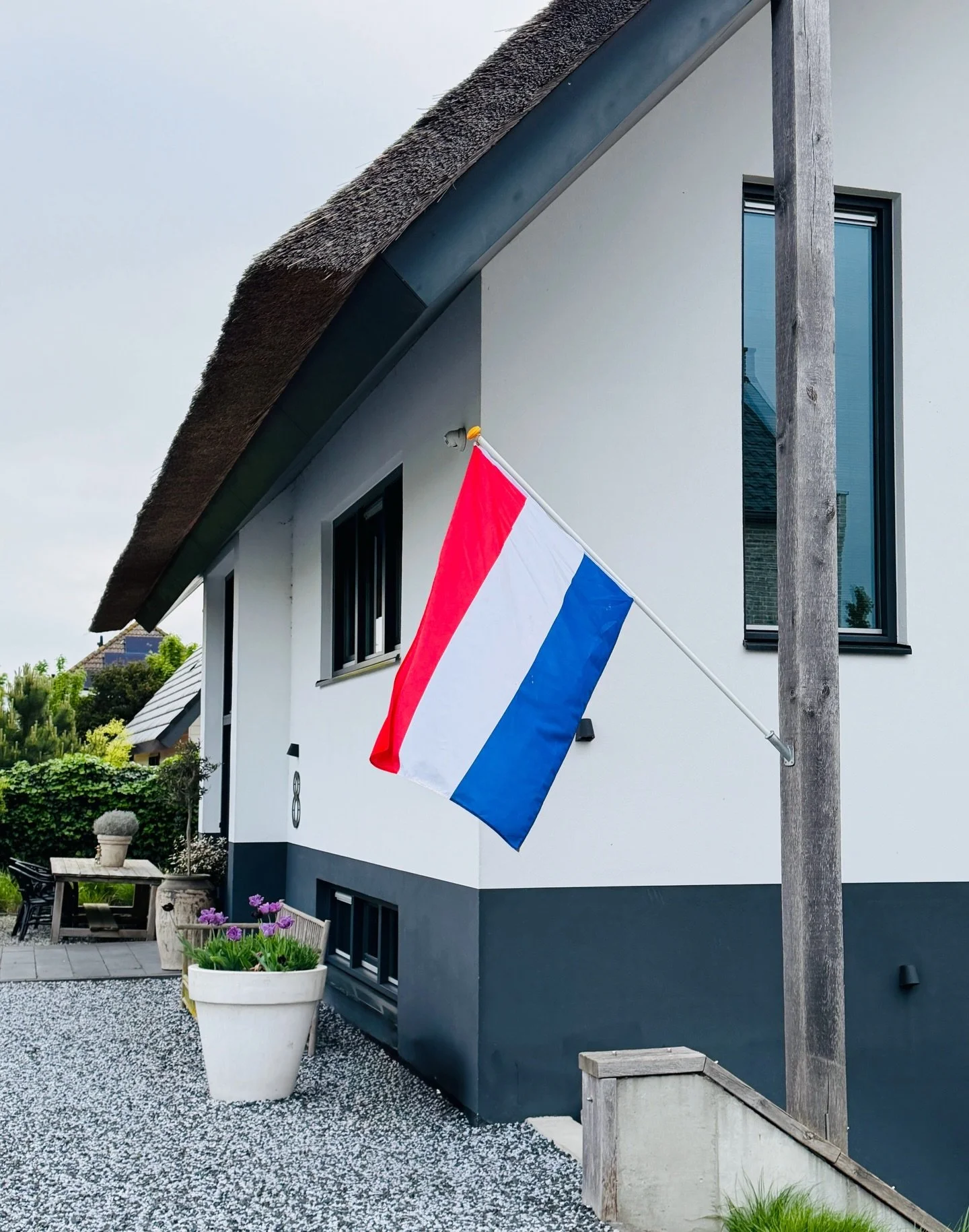 De 🇳🇱 hangt uit! 🧡

Vandaag is het Bevrijdingsdag&hellip;maar ook mijn verjaardag. 🎈 
En dat voelt wel een beetje extra dubbel vandaag. 

Mijn eerste verjaardag zonder ons moedertje.
Zo kort geleden nog&hellip; en tegelijk voelt het alsof ze over