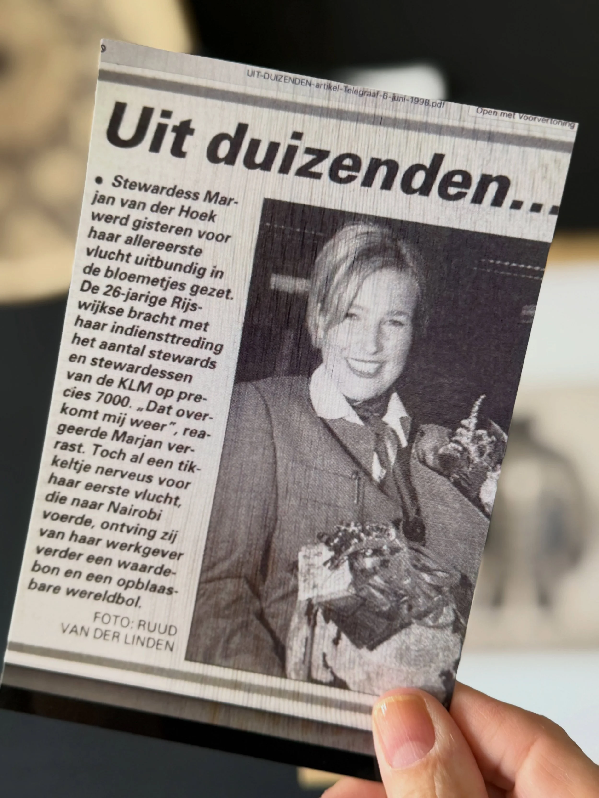 Uit duizenden &hellip;.. ✈️ 

Vandaag 6 juni 1998 is het precies 28 jaar geleden dat ik op de voorpagina van De Telegraaf stond. 📰 🫣

Als verlegen en jonge KLM-stewardess vond ik dat natuurlijk ontzettend spannend en best g&ecirc;nant. Maar als ik 