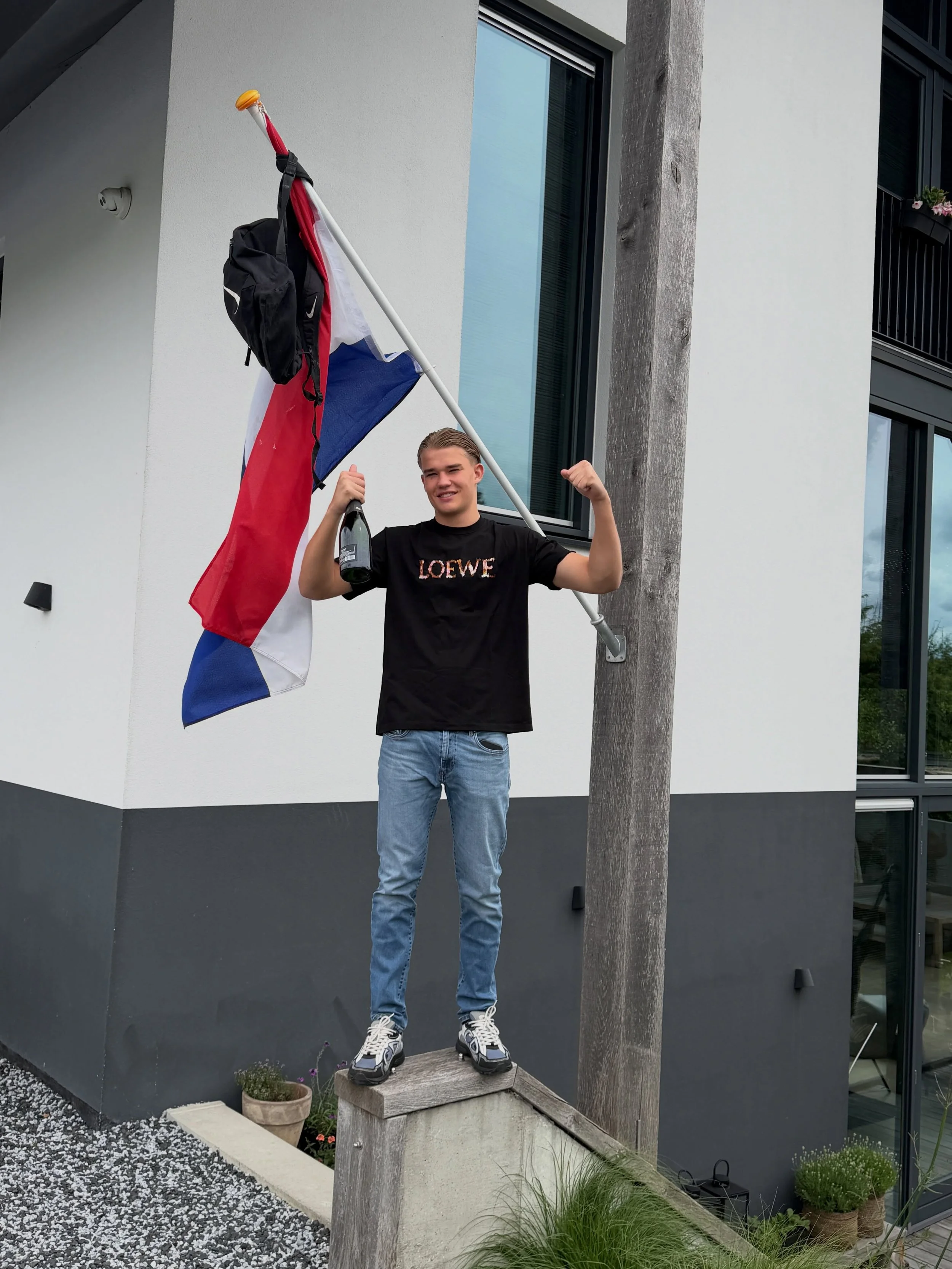 Soms valt het tegen en soms valt het heel erg mee!!! Goed gedaan lieve Jens! Eindelijk van die middelbare school af. 🤣🤣 

Oma geniet vast vanaf de ⛅️ boven gezellig mee! 🎓🇳🇱🥂🍾 En door! 

#geslaagd #diploma #eindexamen #trots #devlagkanuit